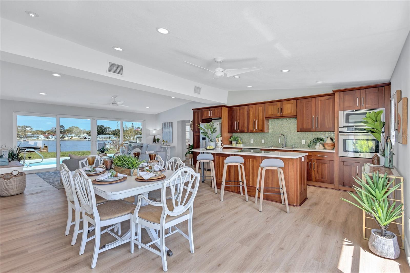 4099 POMPANO DR SE