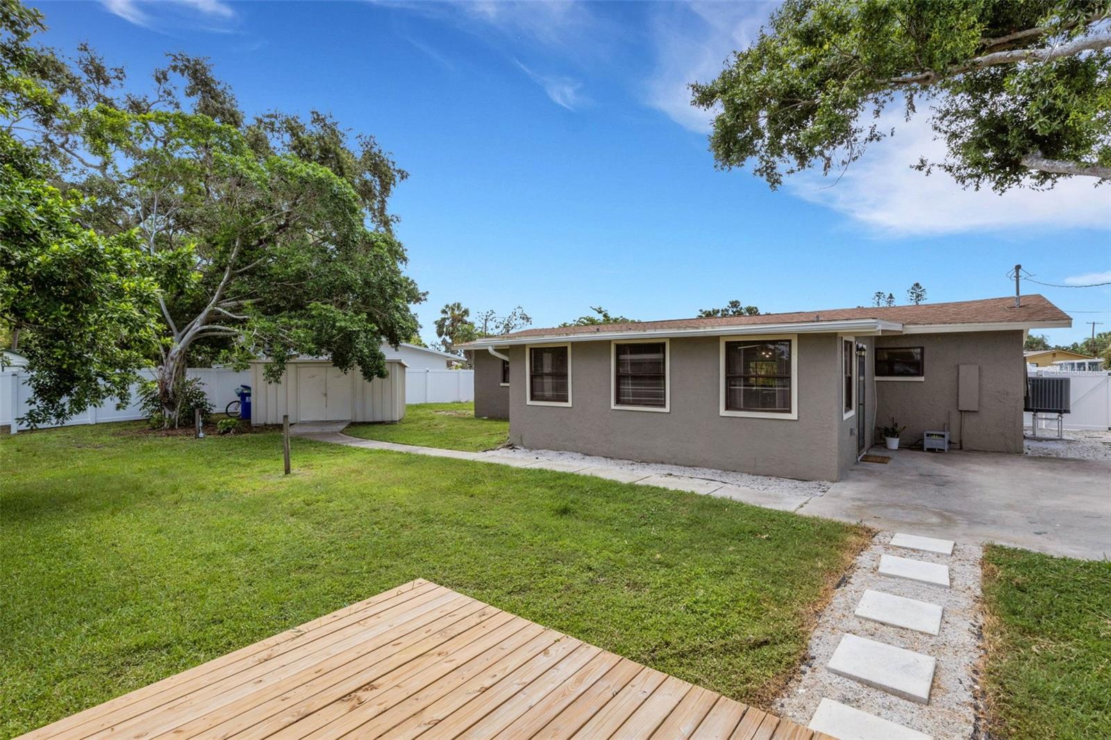 381 KINGFISH DR SE