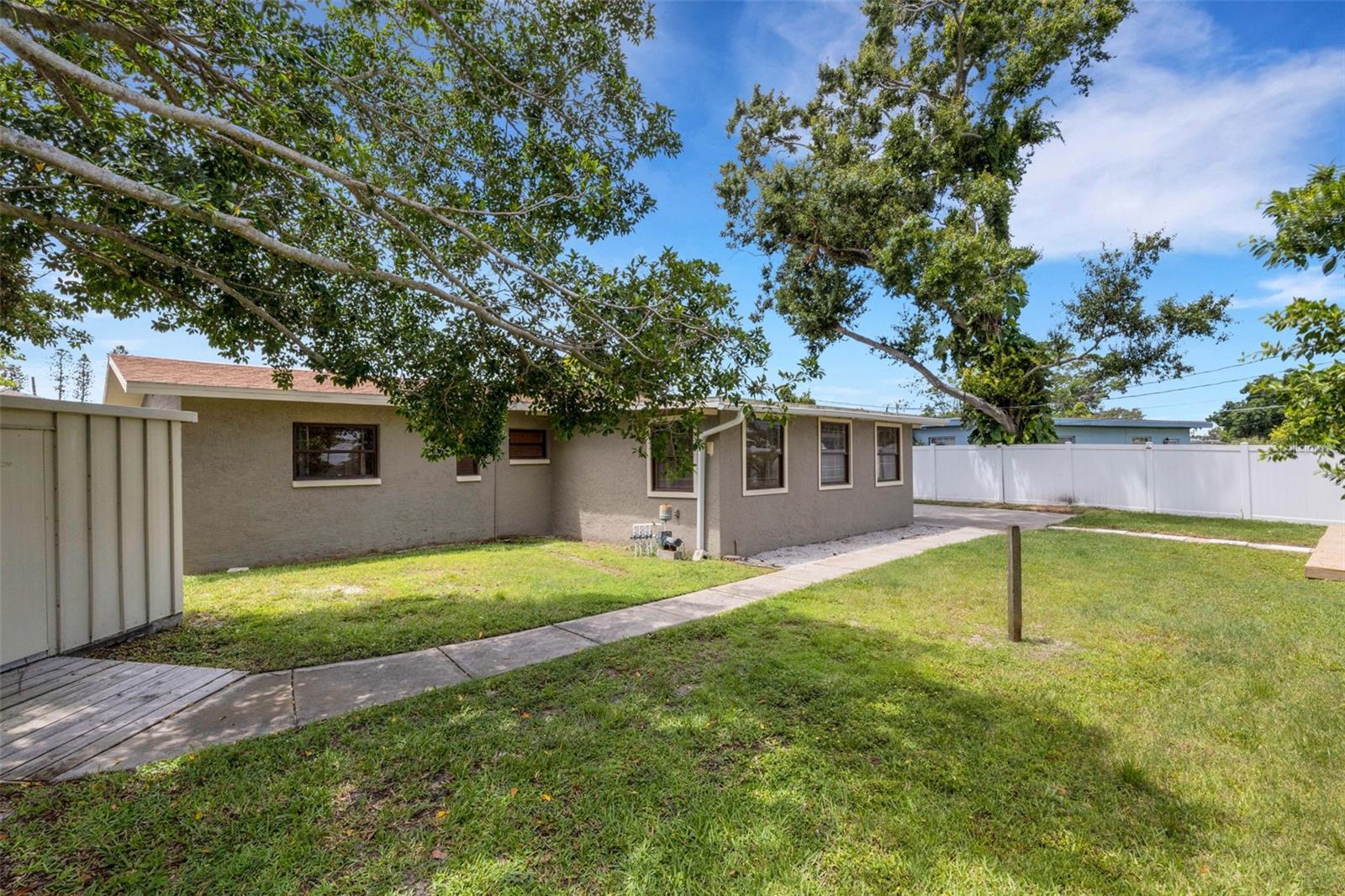381 KINGFISH DR SE
