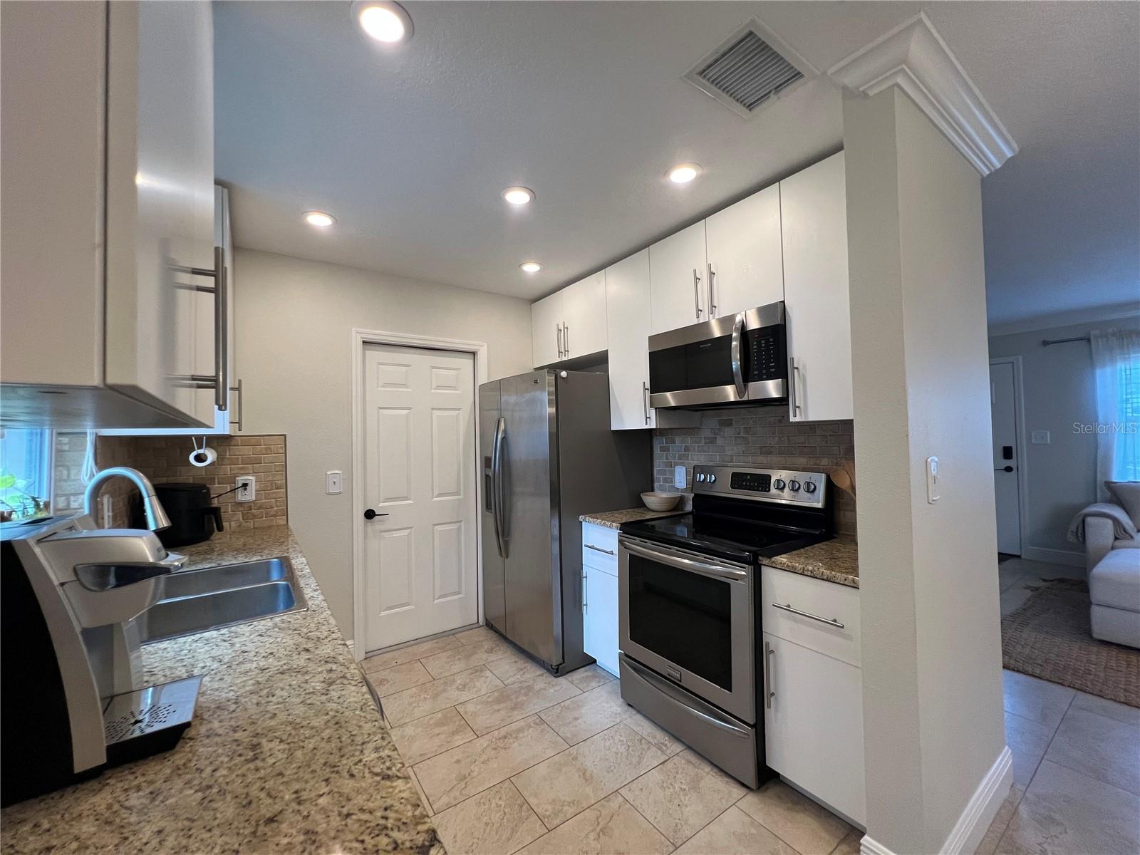 3748 MANATEE DR SE