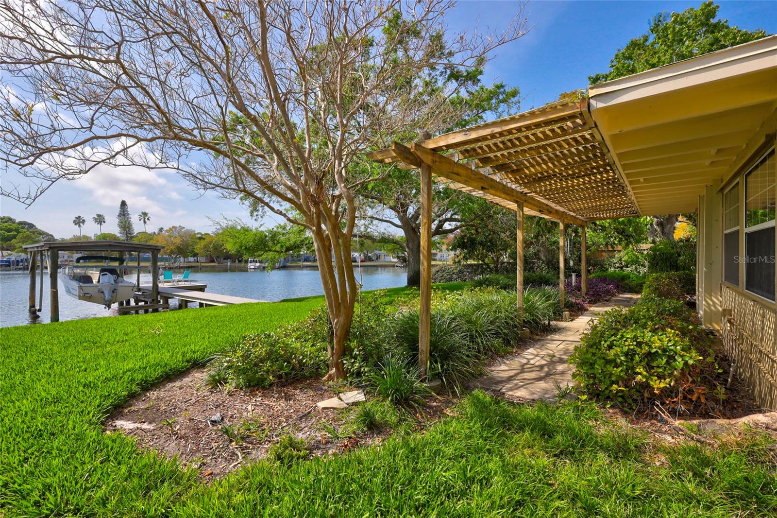 4029 POMPANO DR SE
