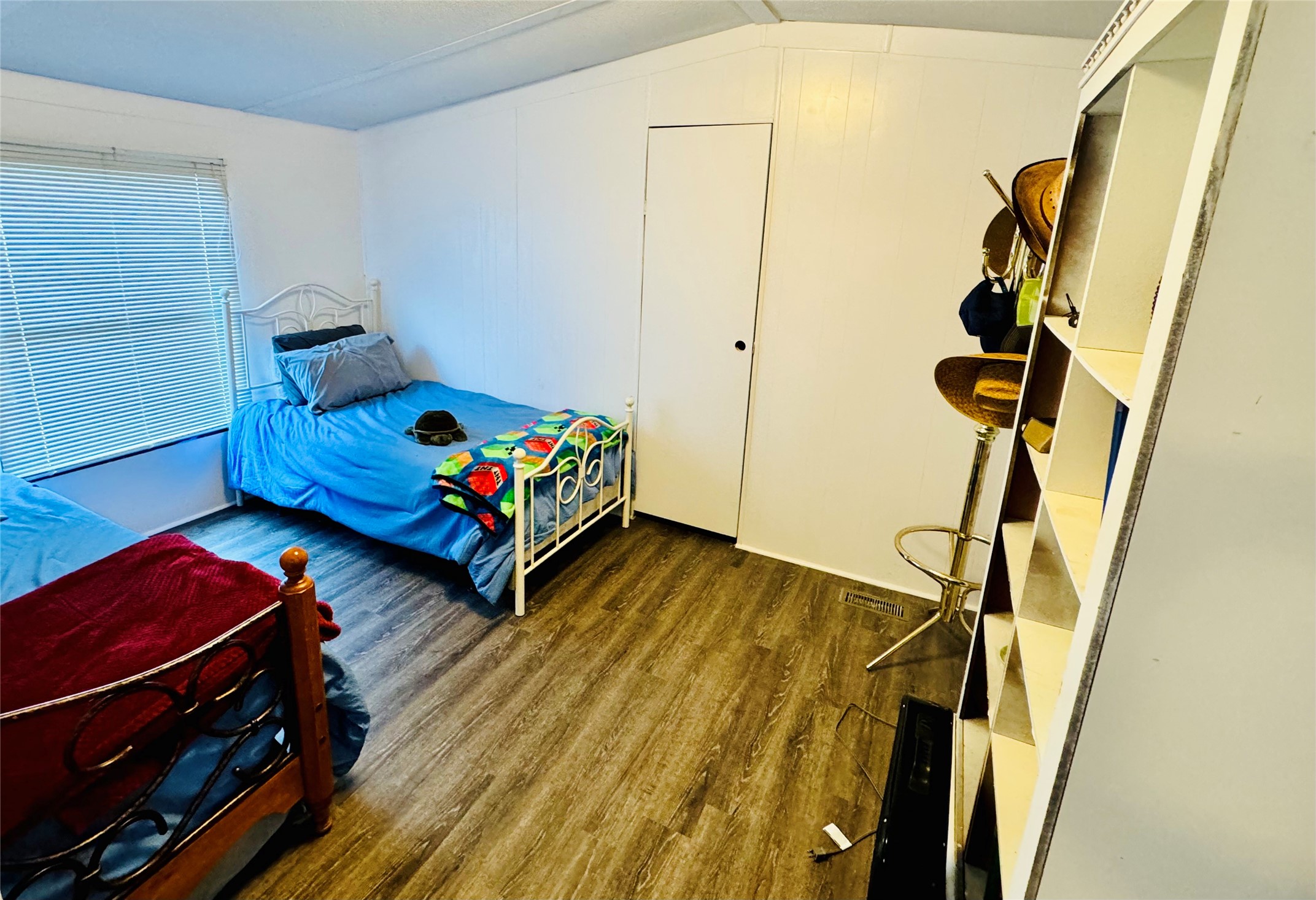 112 Oak Acres Drive E