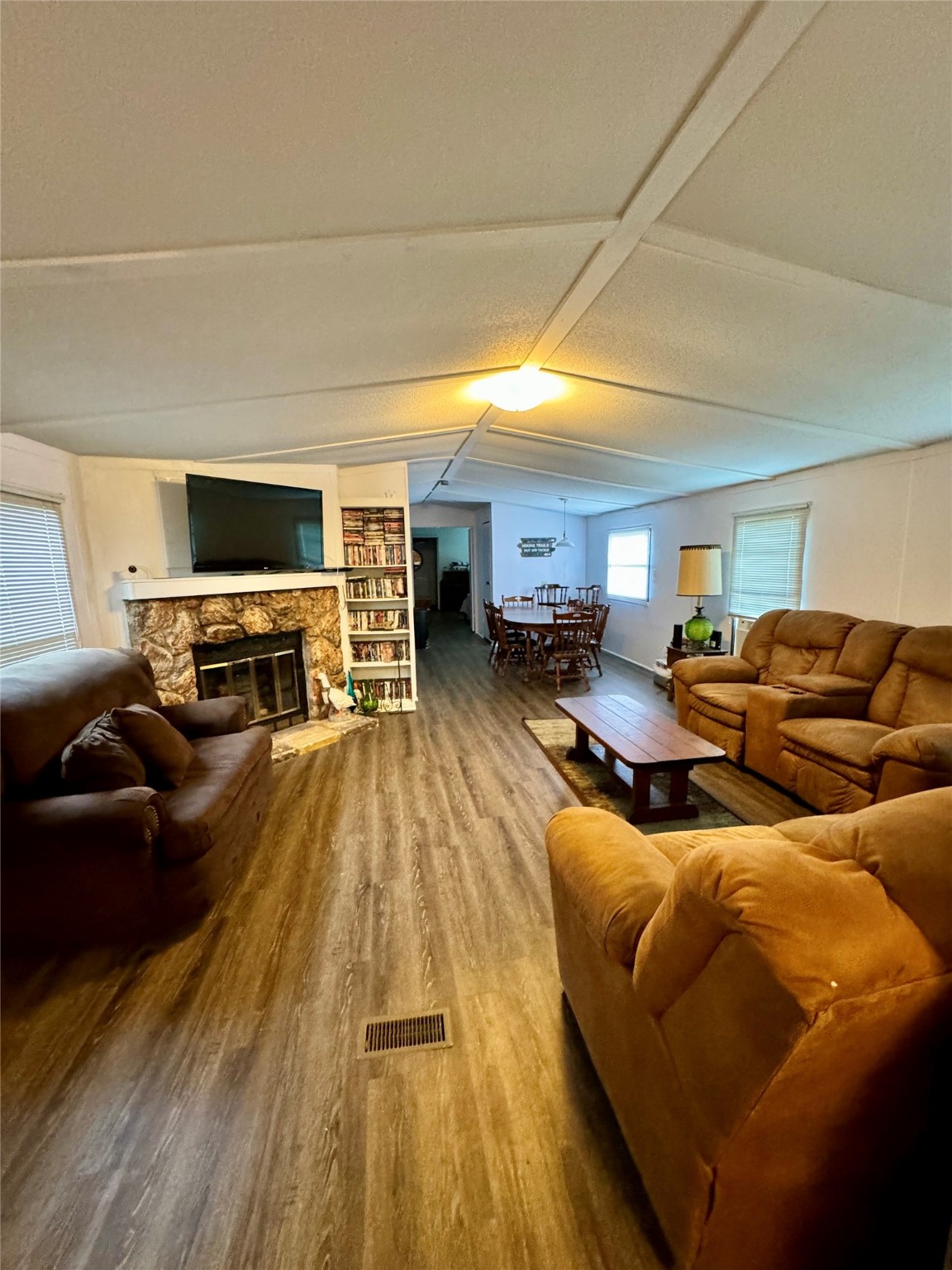 112 Oak Acres Drive E