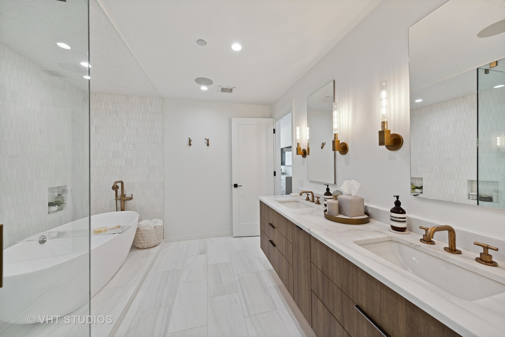 800 N MICHIGAN Avenue Unit: 2901