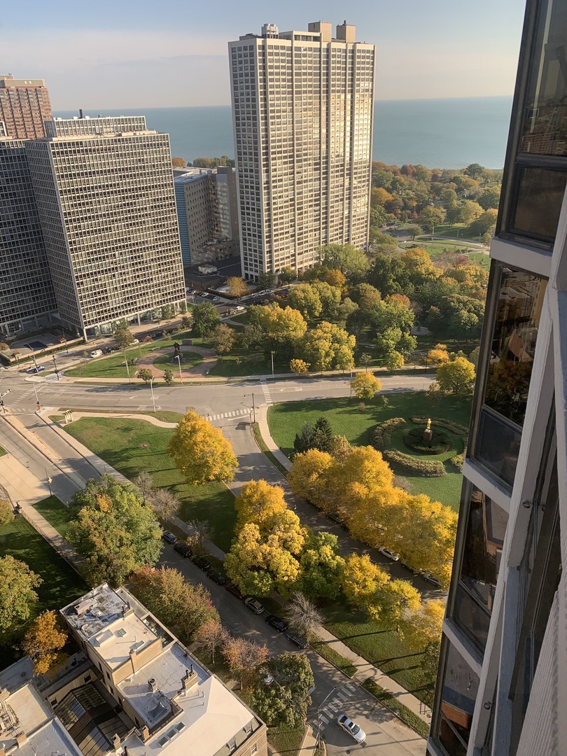 2650 N LAKEVIEW Avenue Unit: 3305