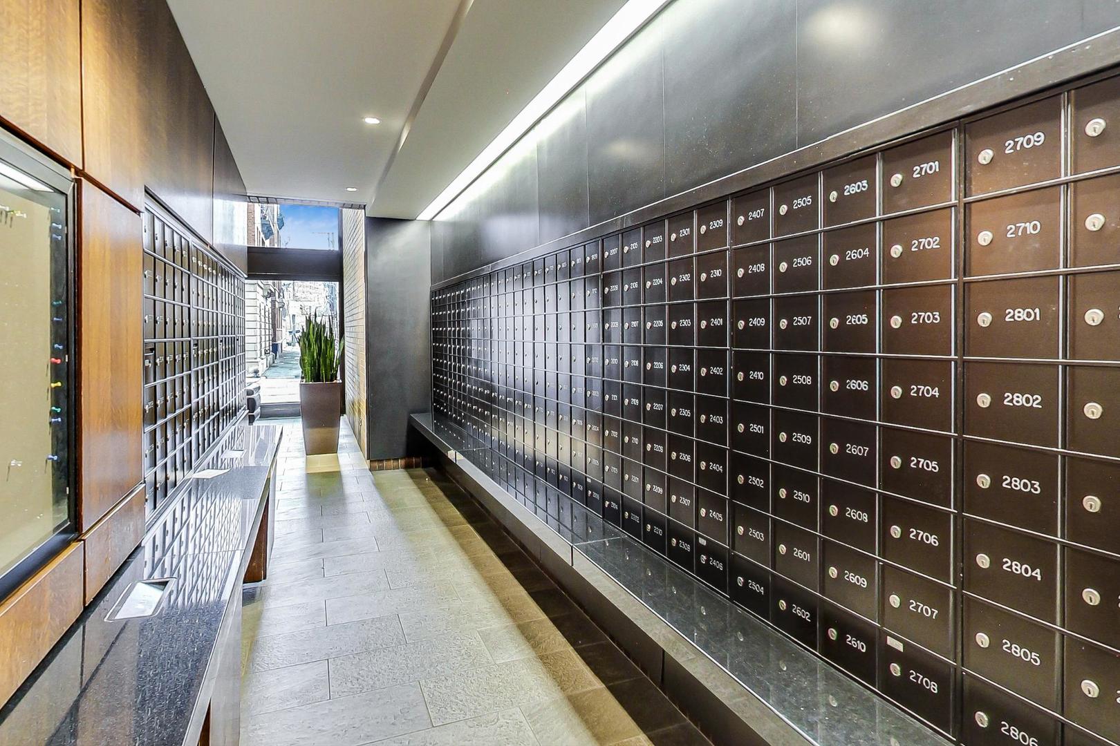 2650 N LAKEVIEW Avenue Unit: 3305