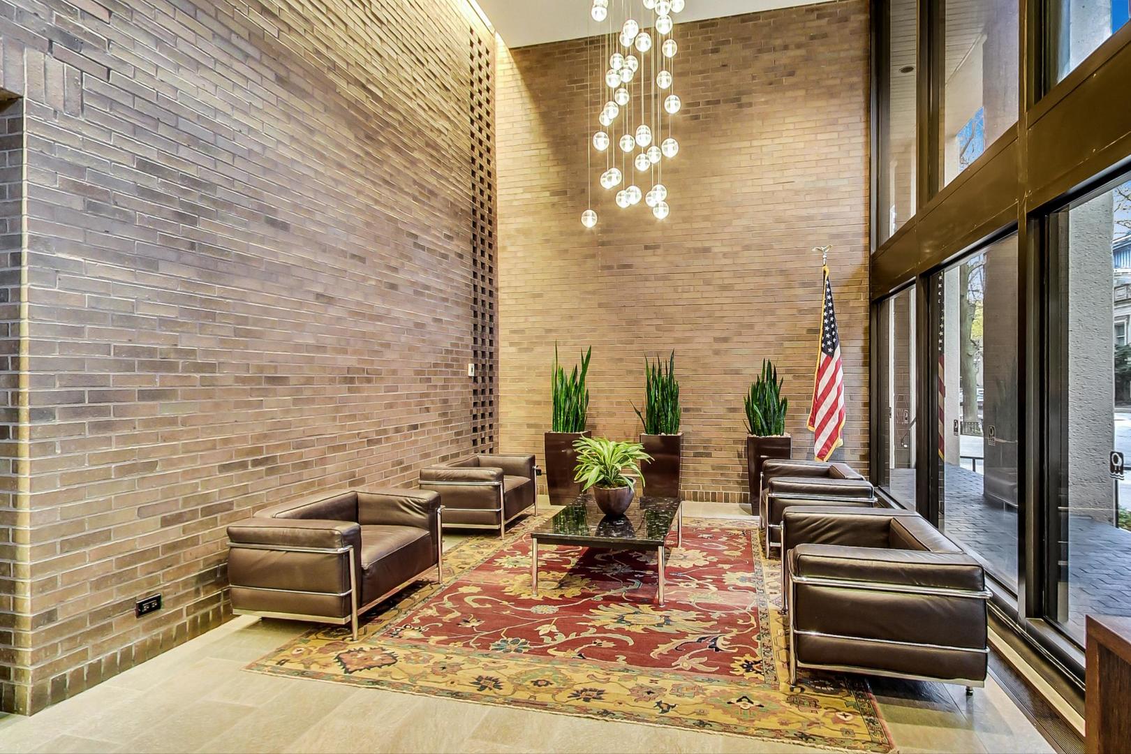 2650 N LAKEVIEW Avenue Unit: 3305