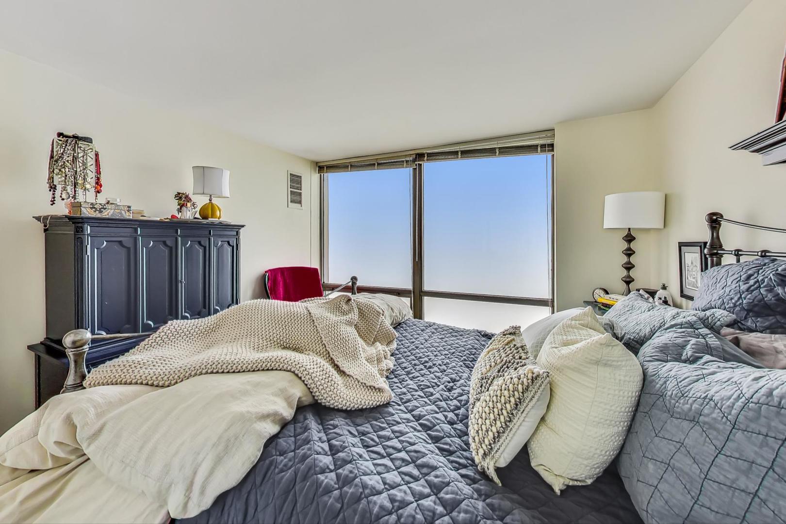 2650 N LAKEVIEW Avenue Unit: 3305