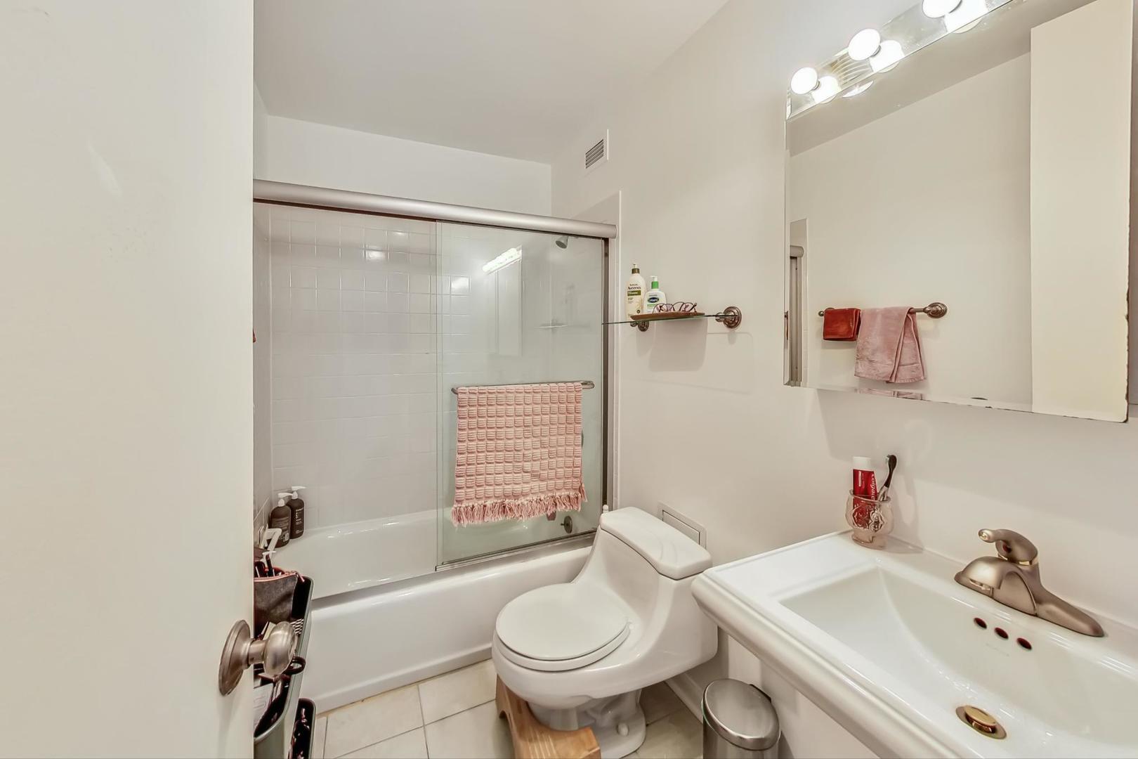 2650 N LAKEVIEW Avenue Unit: 3305