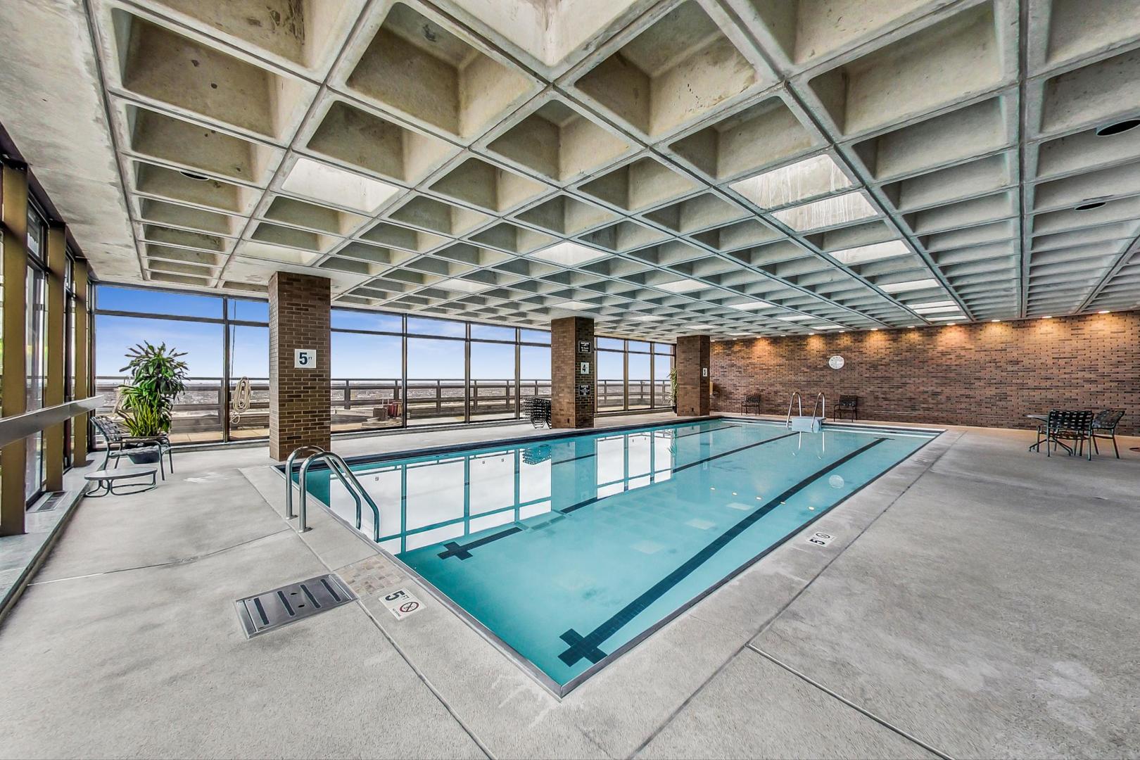 2650 N LAKEVIEW Avenue Unit: 3305