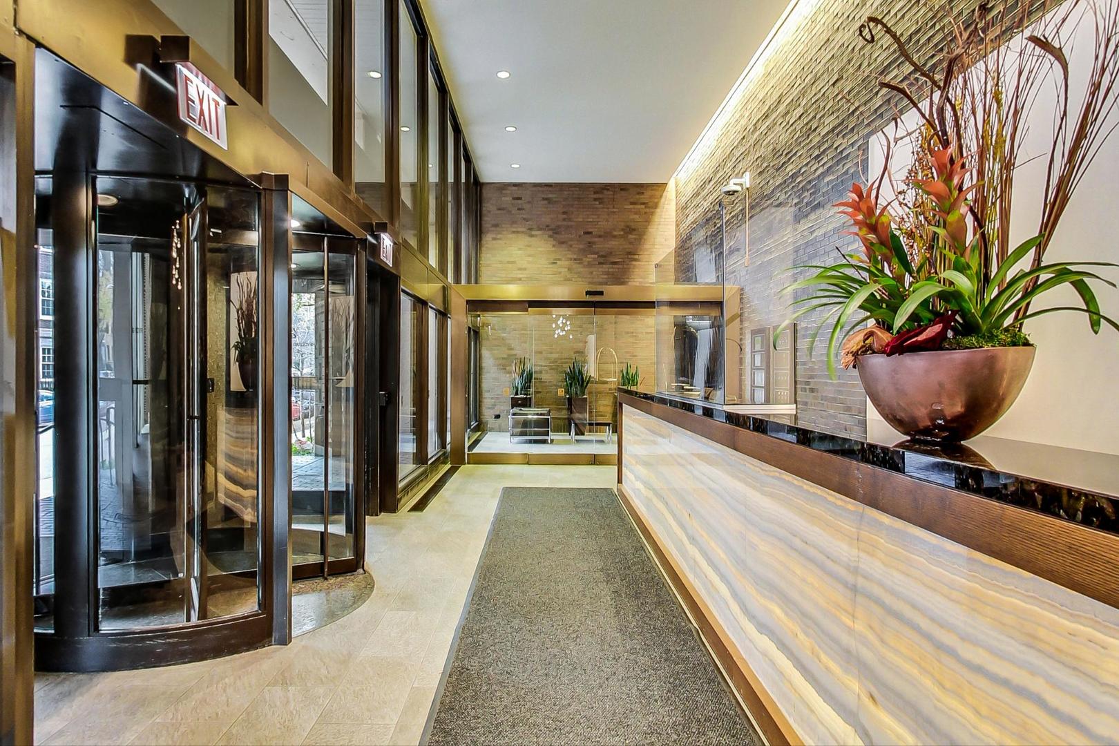 2650 N LAKEVIEW Avenue Unit: 3305