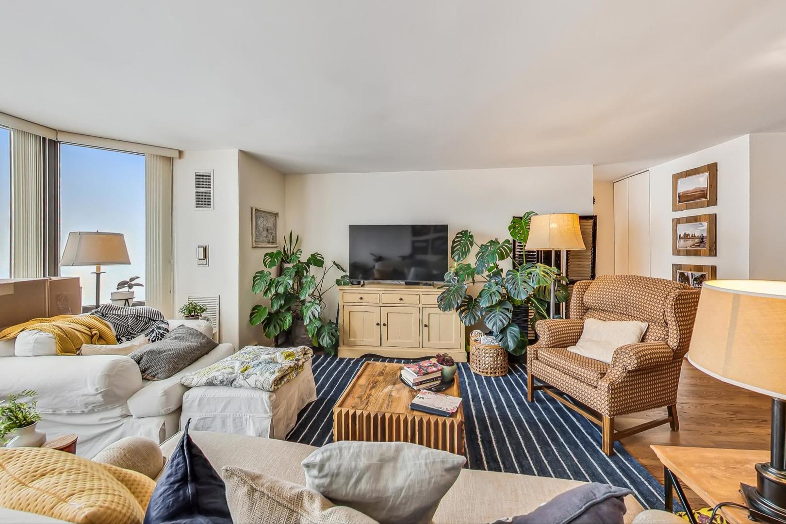 2650 N LAKEVIEW Avenue Unit: 3305