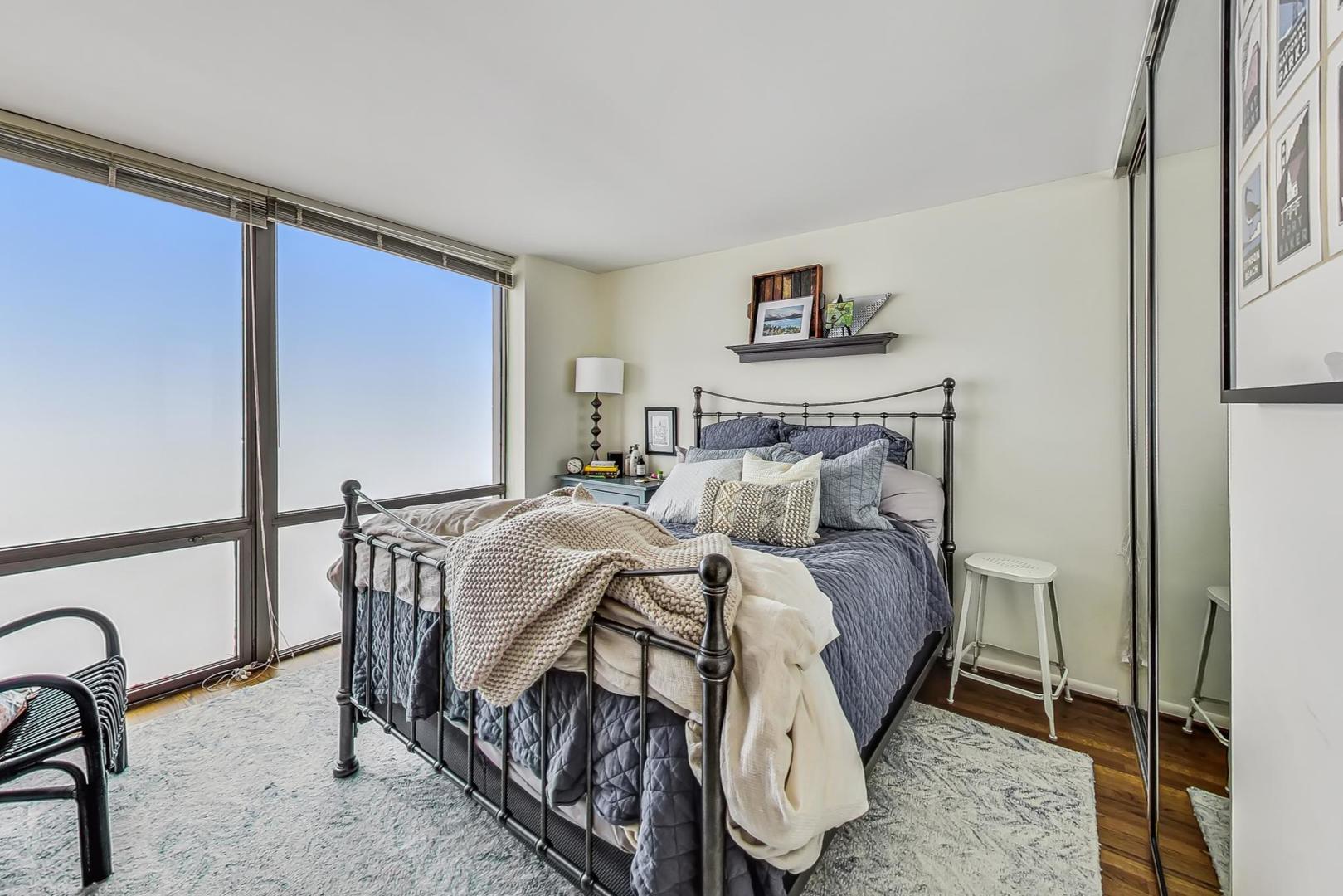 2650 N LAKEVIEW Avenue Unit: 3305