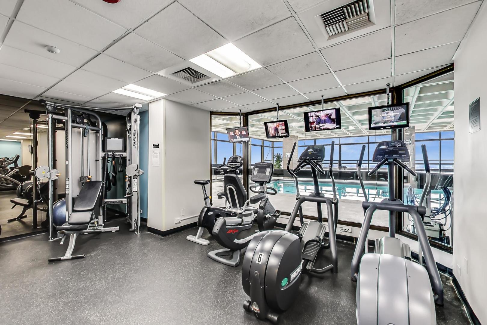 2650 N LAKEVIEW Avenue Unit: 3305