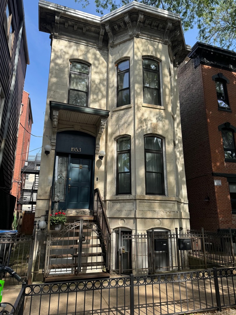1953 N Hudson Avenue Unit: G