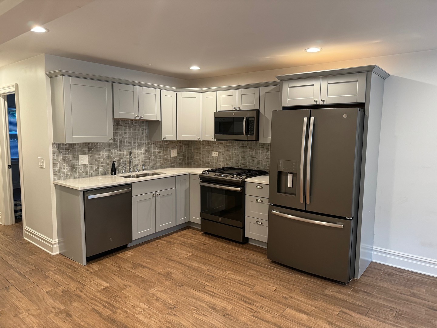 1953 N Hudson Avenue Unit: G