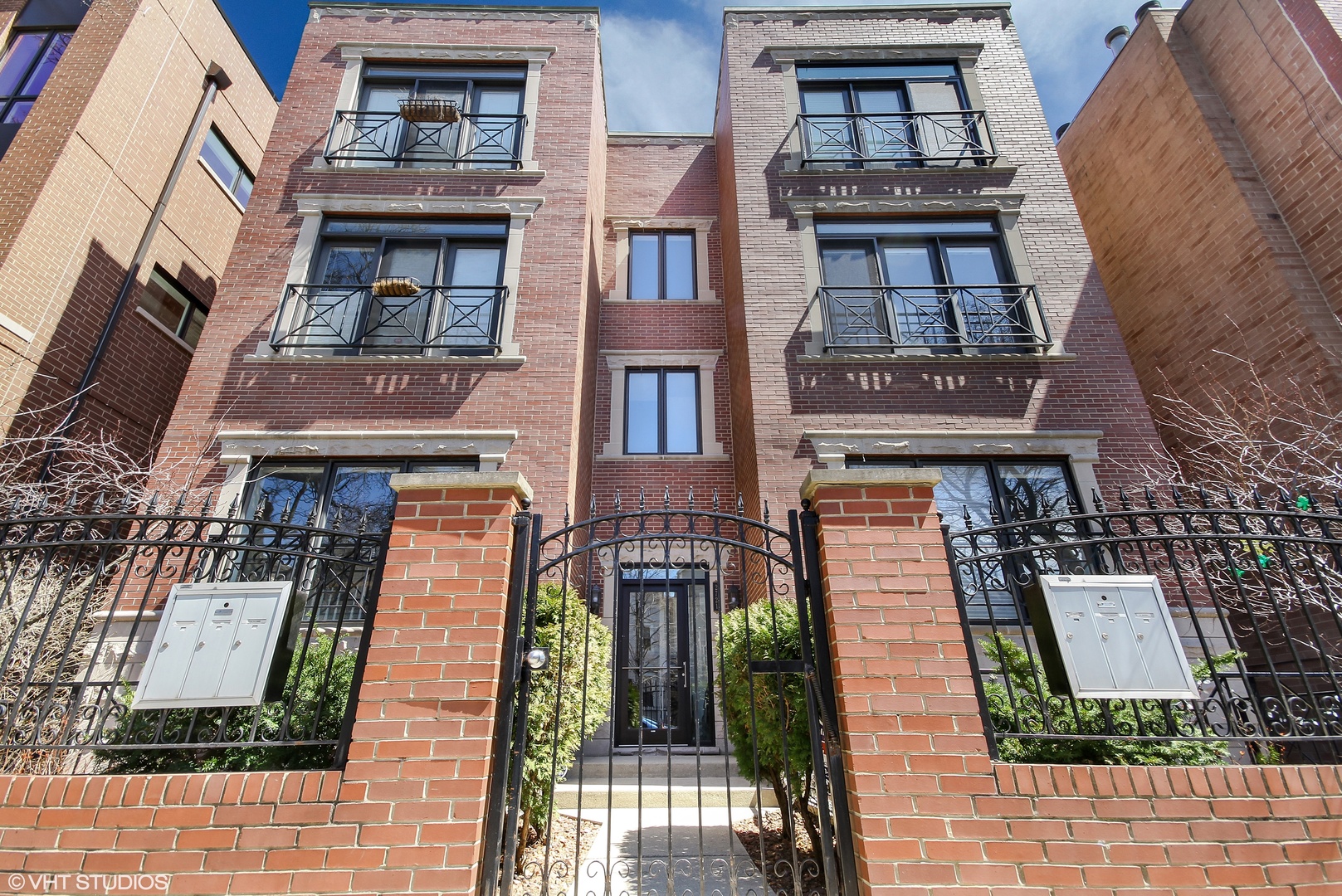 2721 N Wilton Avenue Unit: 2S