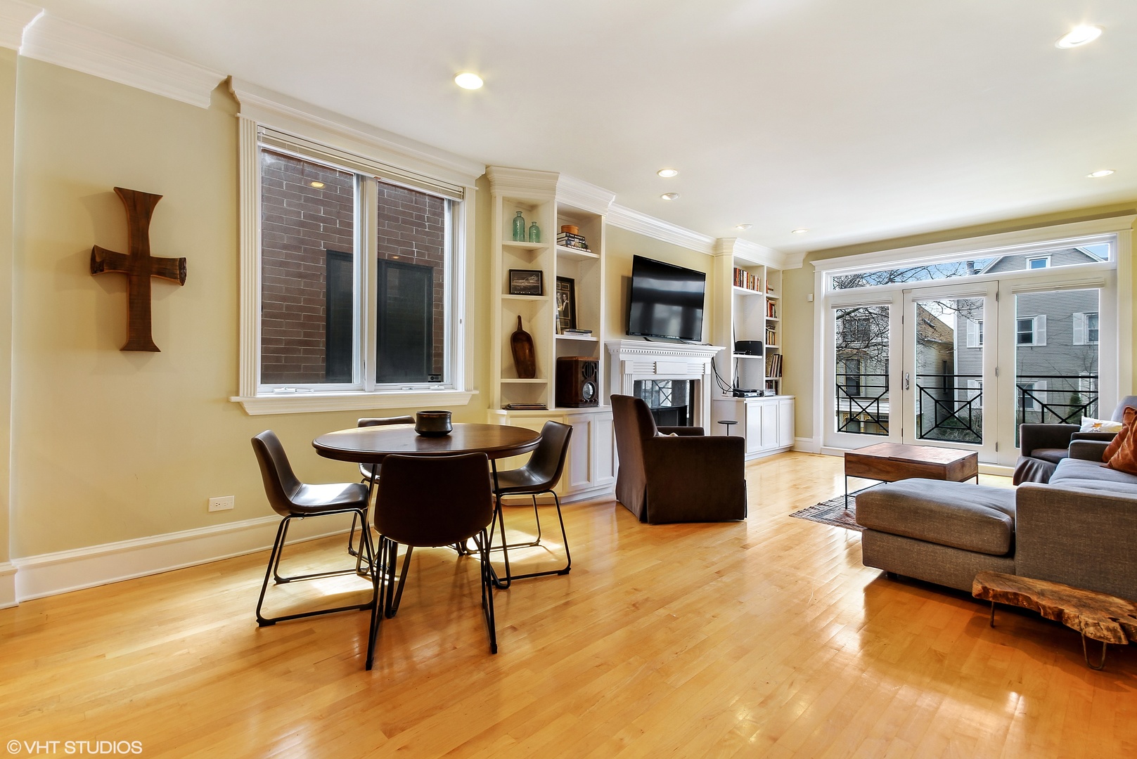 2721 N Wilton Avenue Unit: 2S