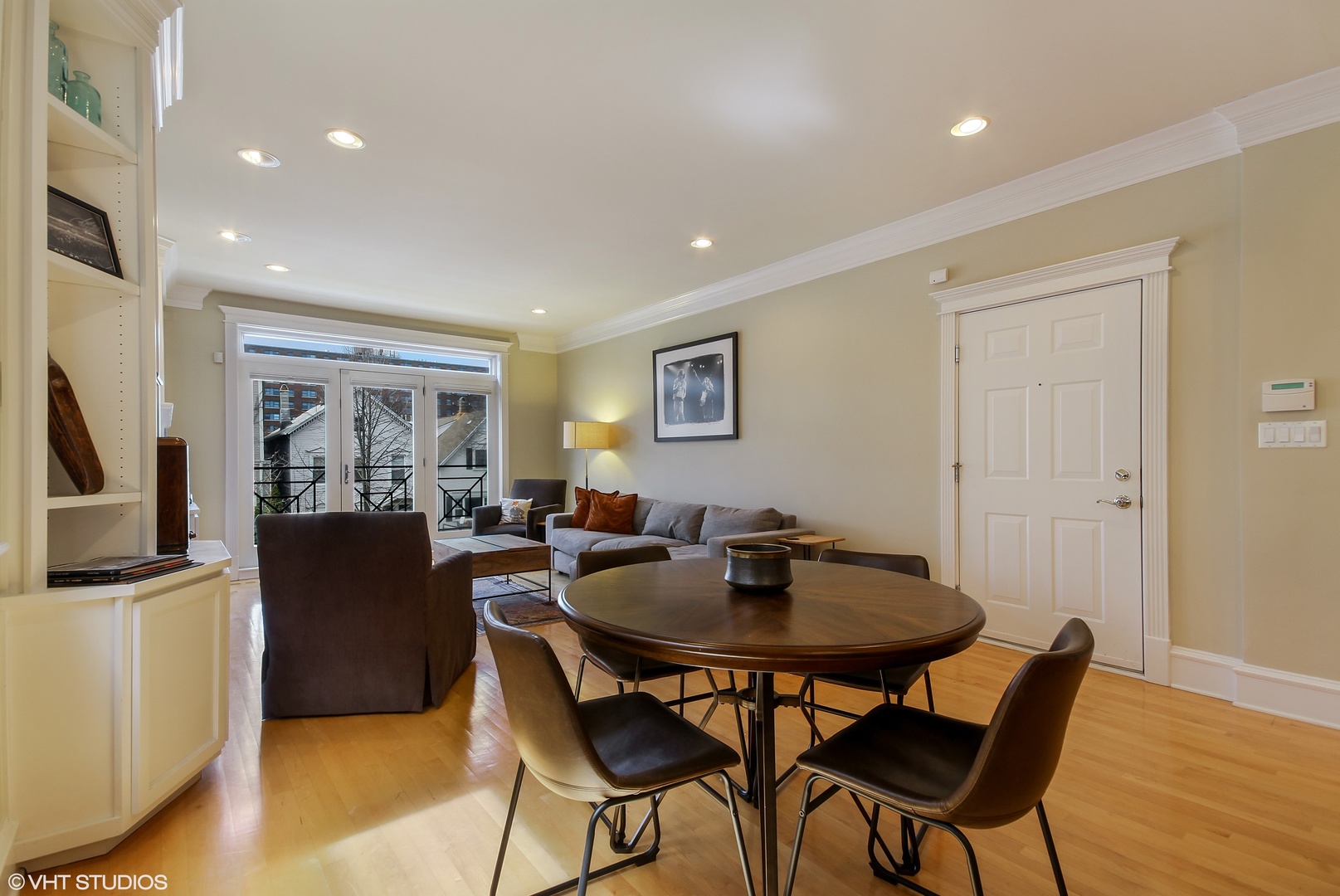 2721 N Wilton Avenue Unit: 2S