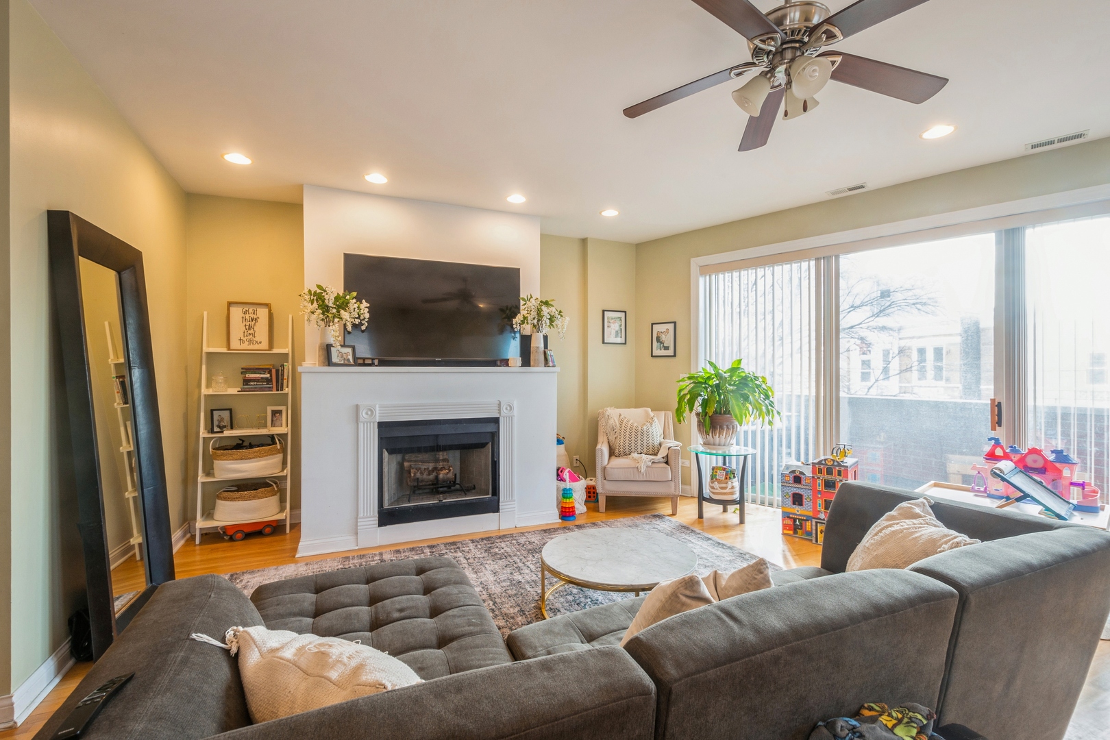 2524 W Chicago Avenue Unit: 2