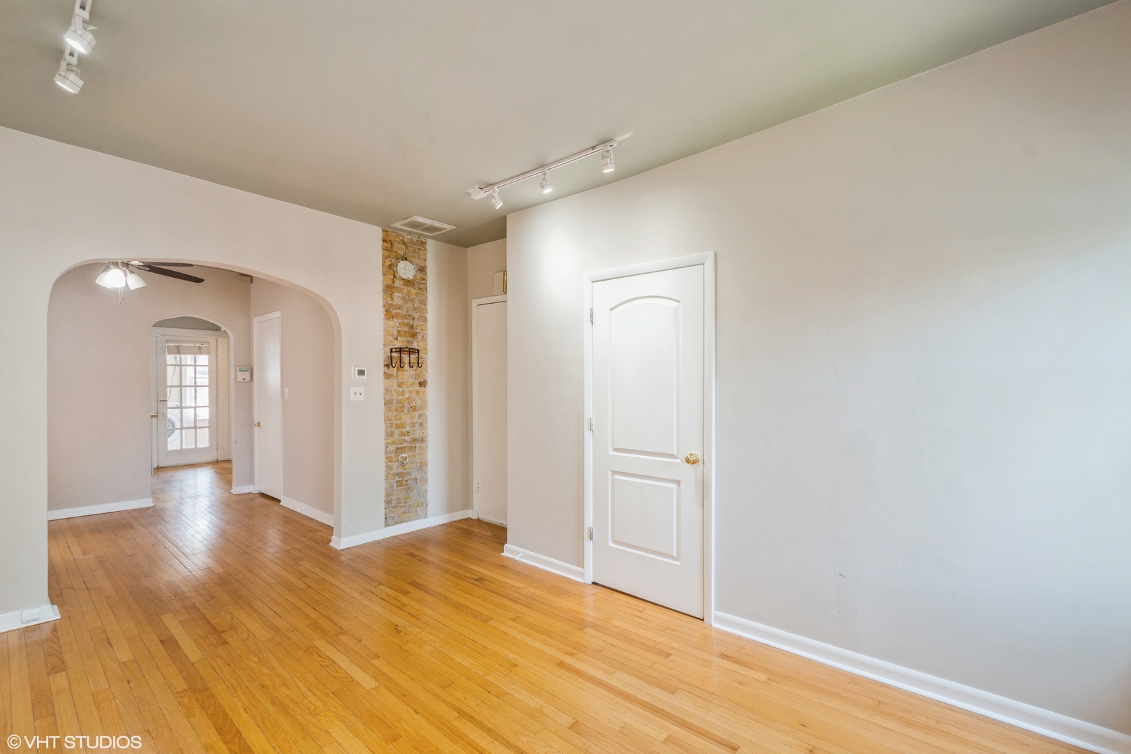 1831 W Melrose Street Unit: 2
