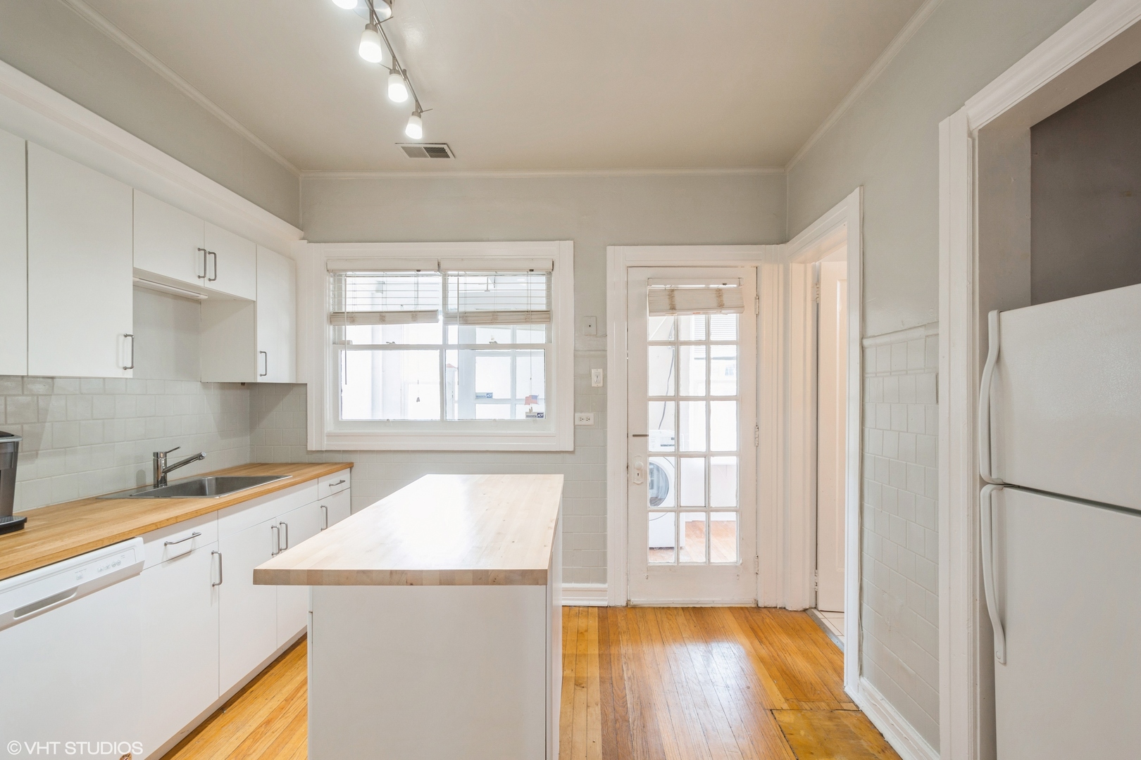 1831 W Melrose Street Unit: 2
