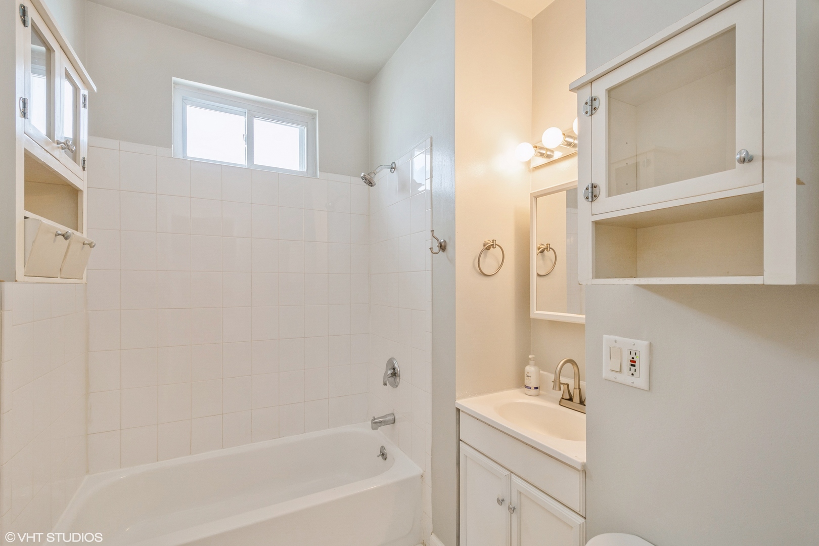1831 W Melrose Street Unit: 2