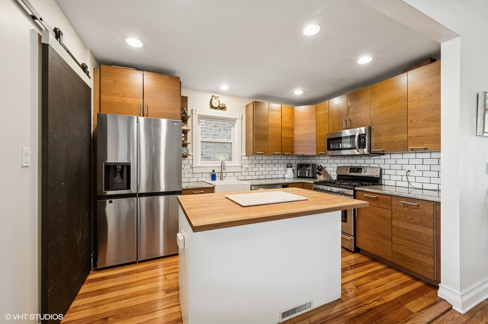 3067 N GRESHAM Avenue