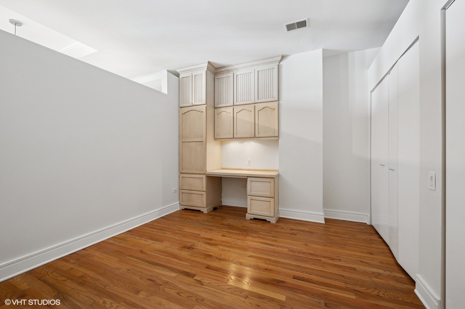212 W WASHINGTON Street Unit: 1006
