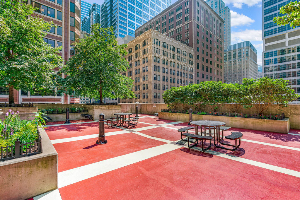 212 W WASHINGTON Street Unit: 1006