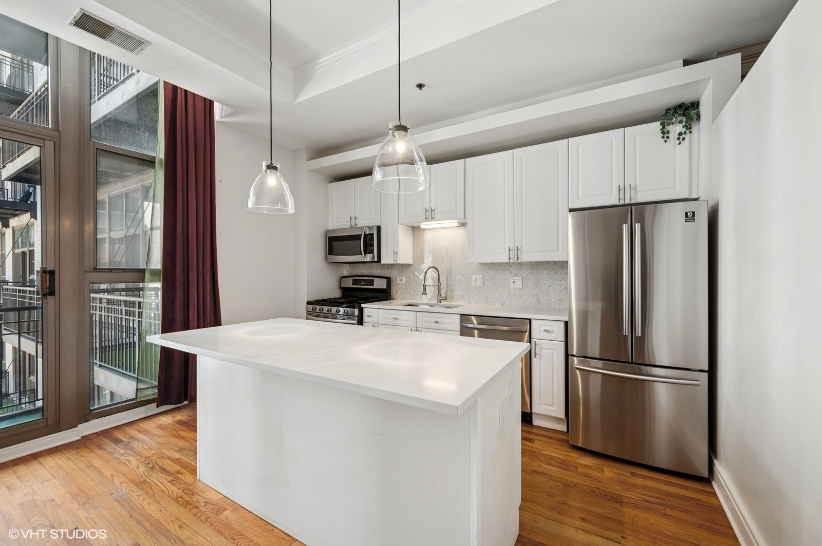 212 W WASHINGTON Street Unit: 1006