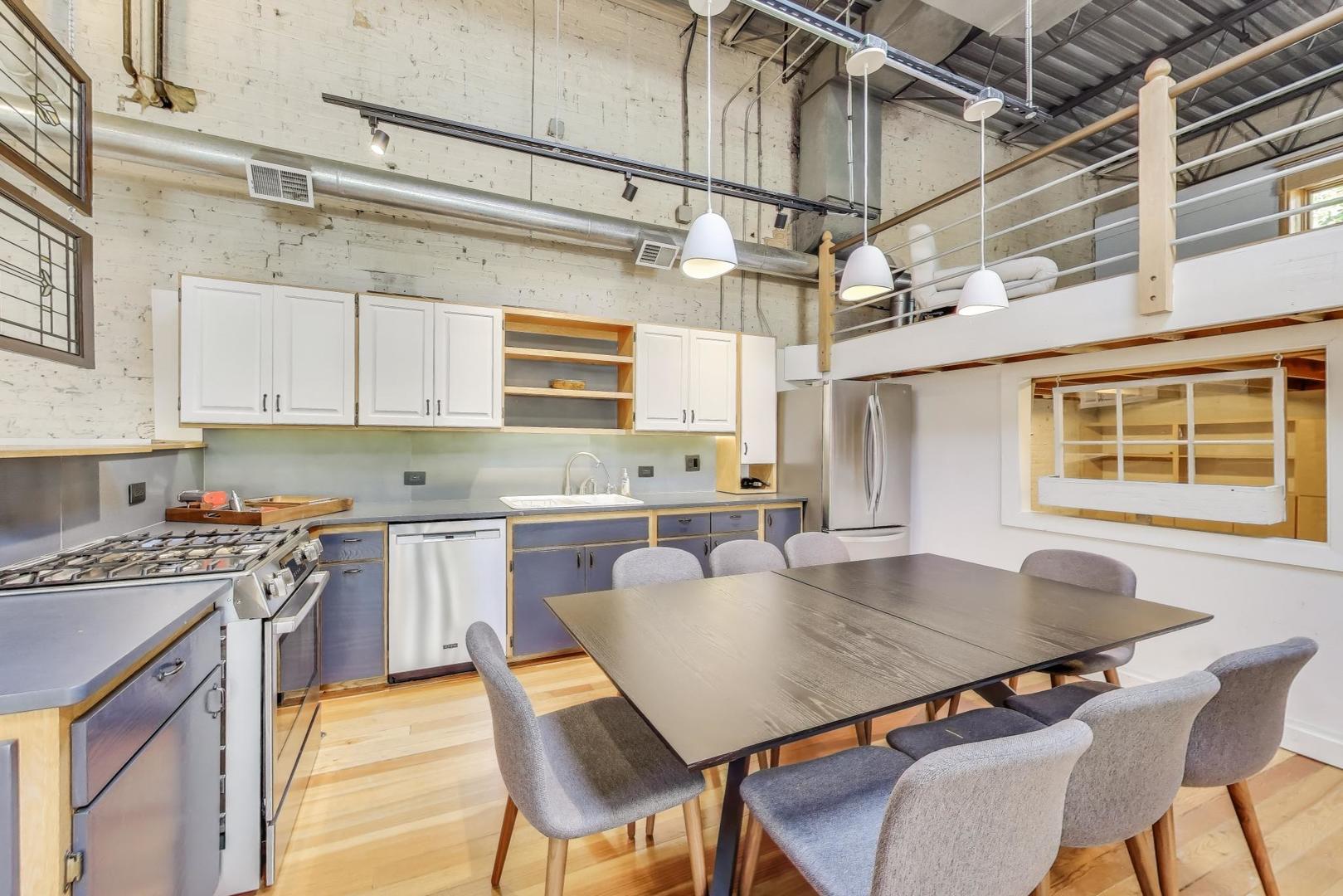 1776 W Winnemac Avenue Unit: 100