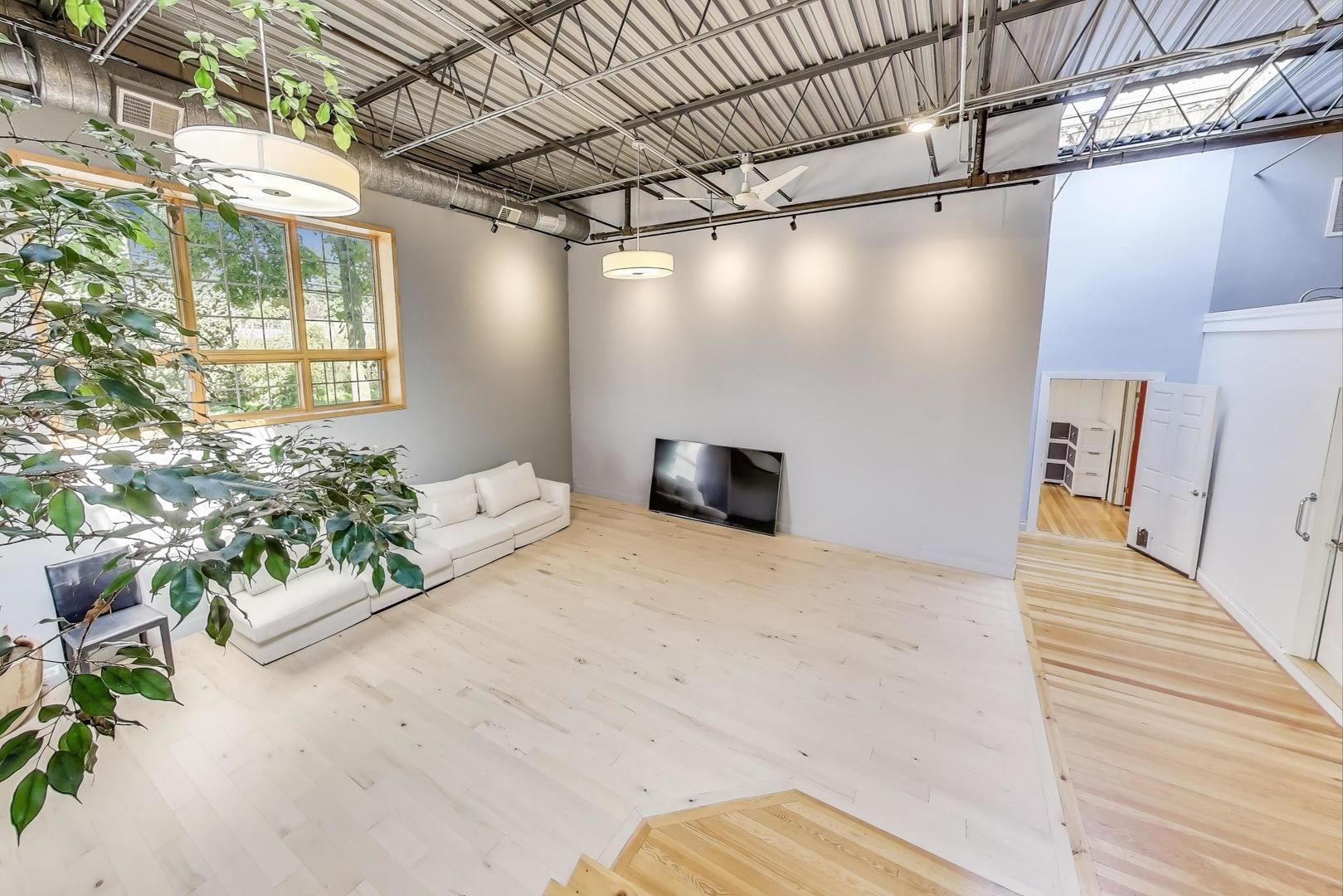 1776 W Winnemac Avenue Unit: 100