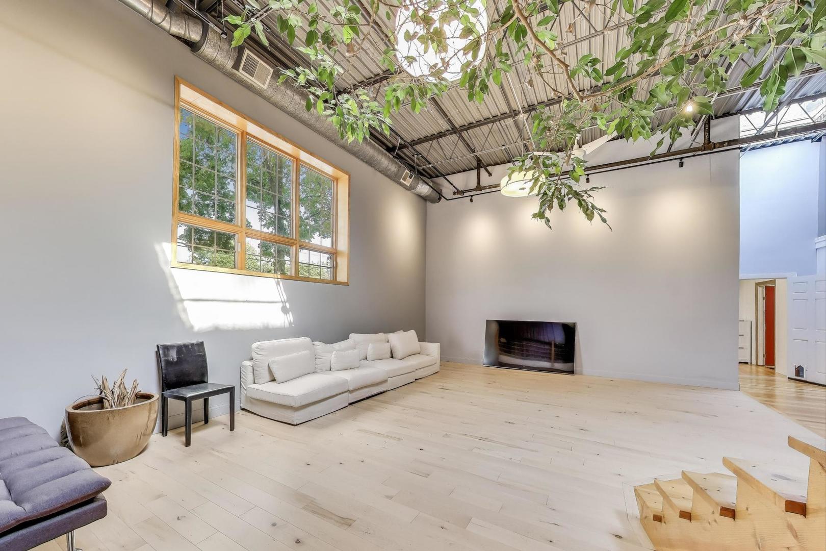 1776 W Winnemac Avenue Unit: 100