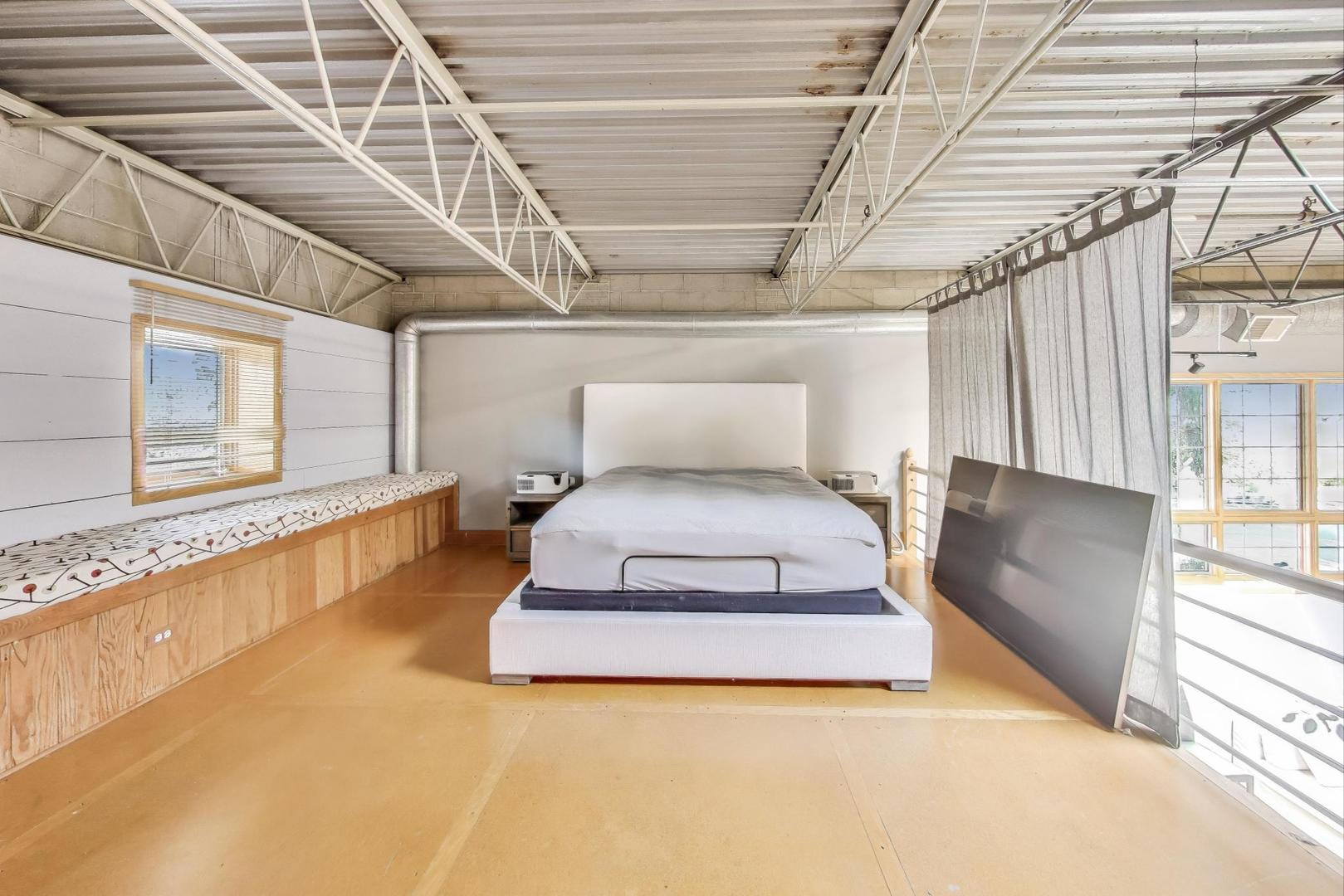 1776 W Winnemac Avenue Unit: 100