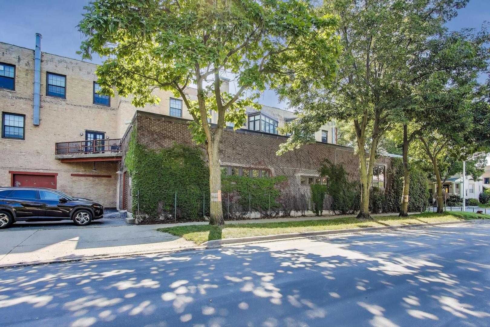 1776 W Winnemac Avenue Unit: 100