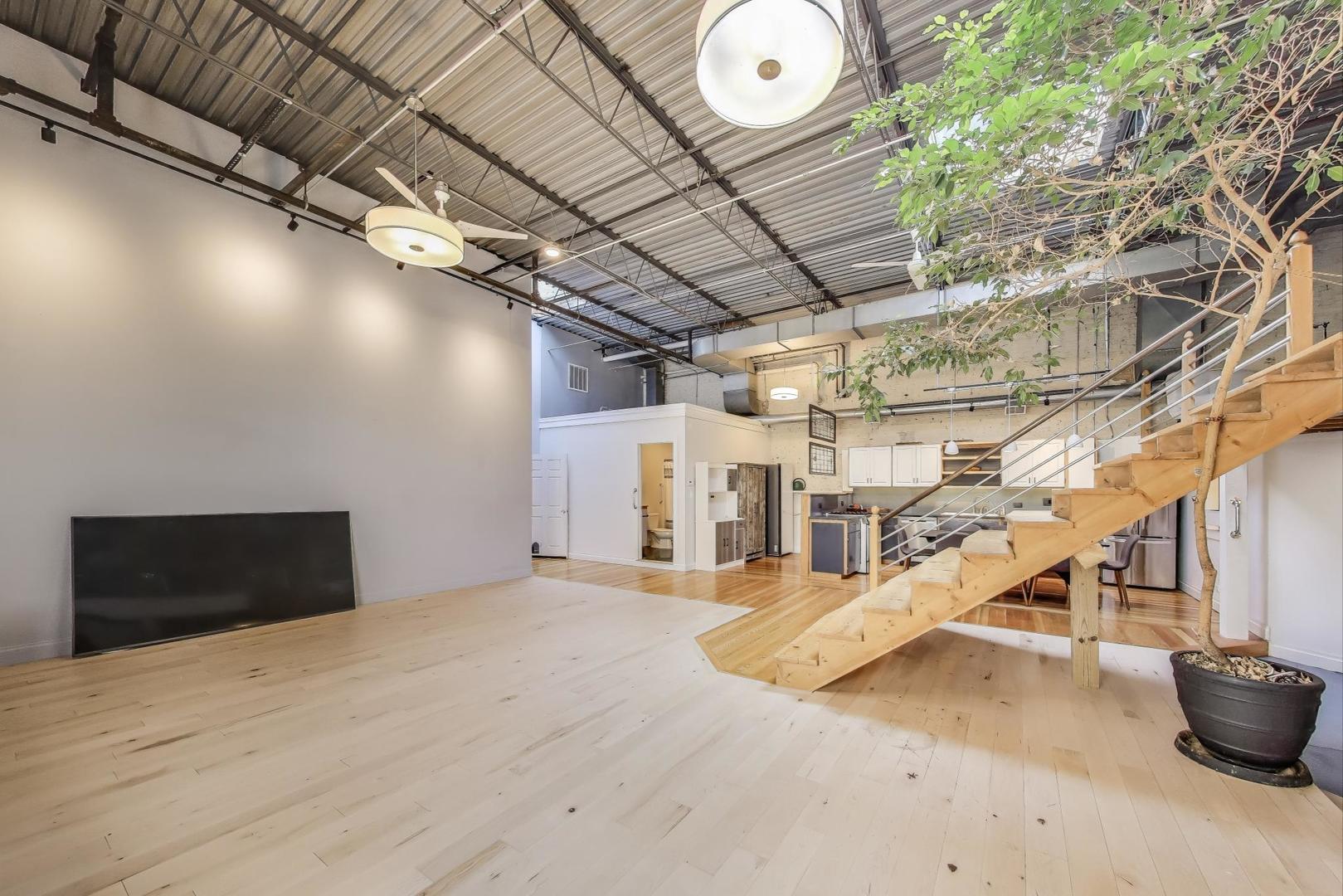 1776 W Winnemac Avenue Unit: 100