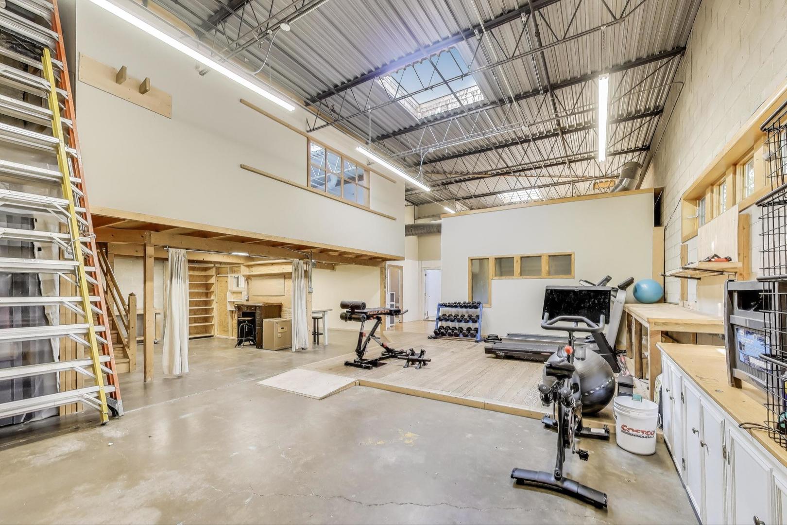 1776 W Winnemac Avenue Unit: 100