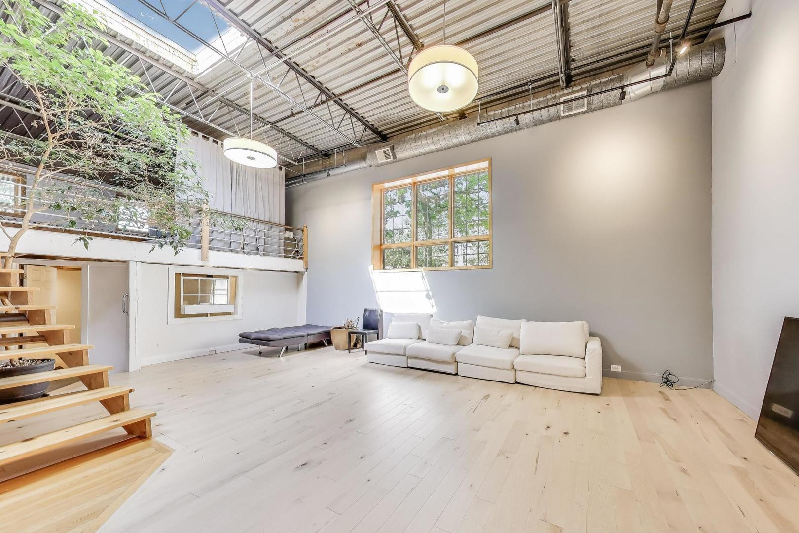 1776 W Winnemac Avenue Unit: 100