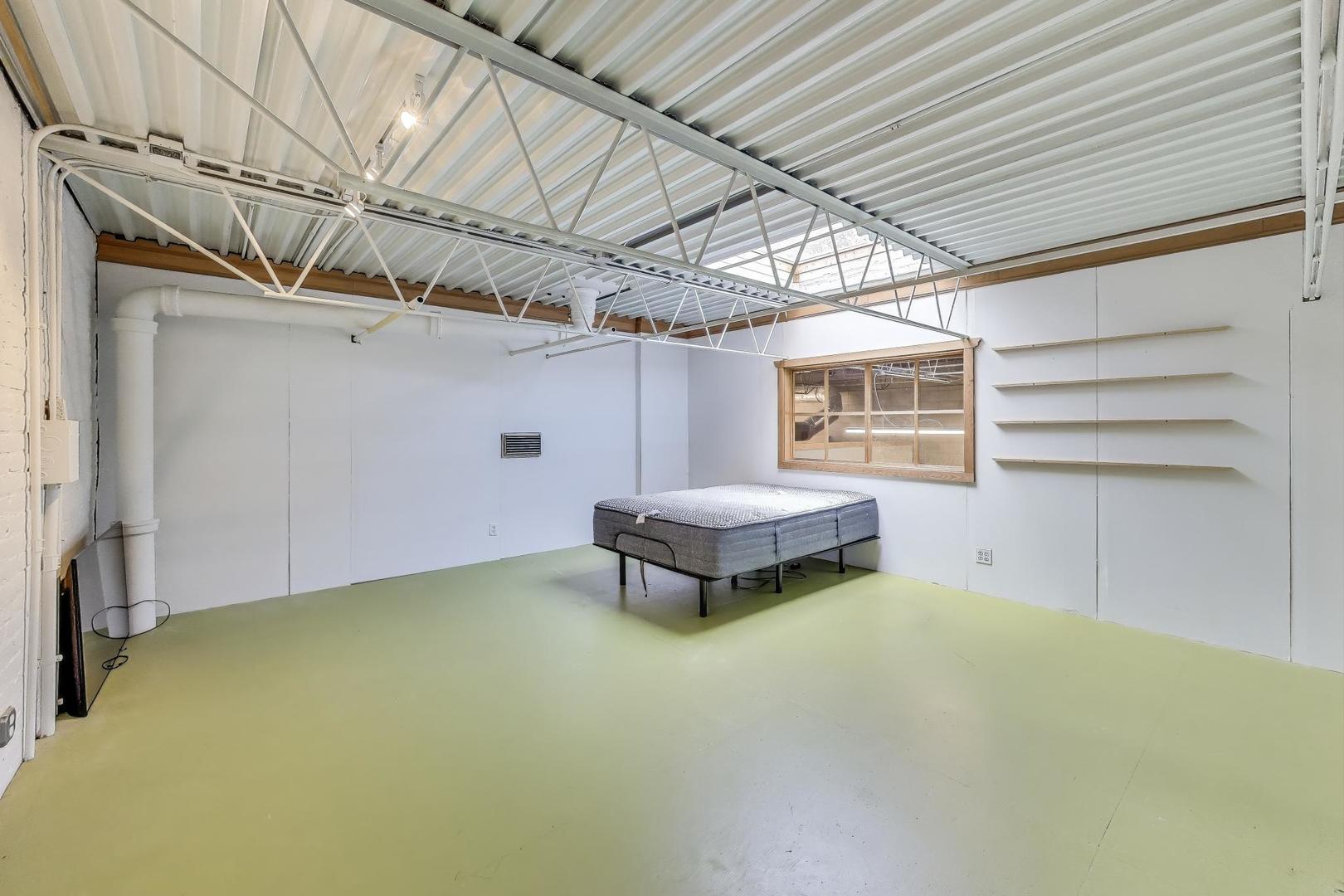 1776 W Winnemac Avenue Unit: 100