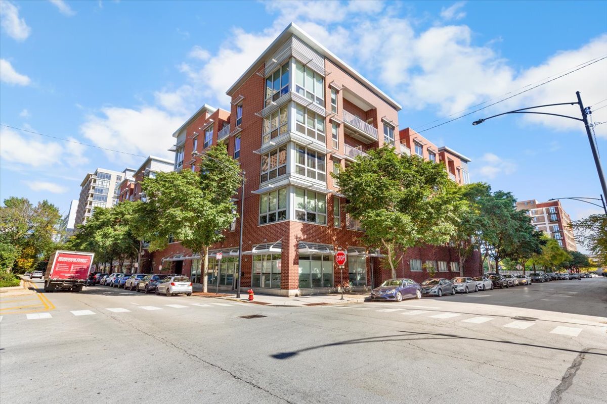 2037 S Indiana Avenue