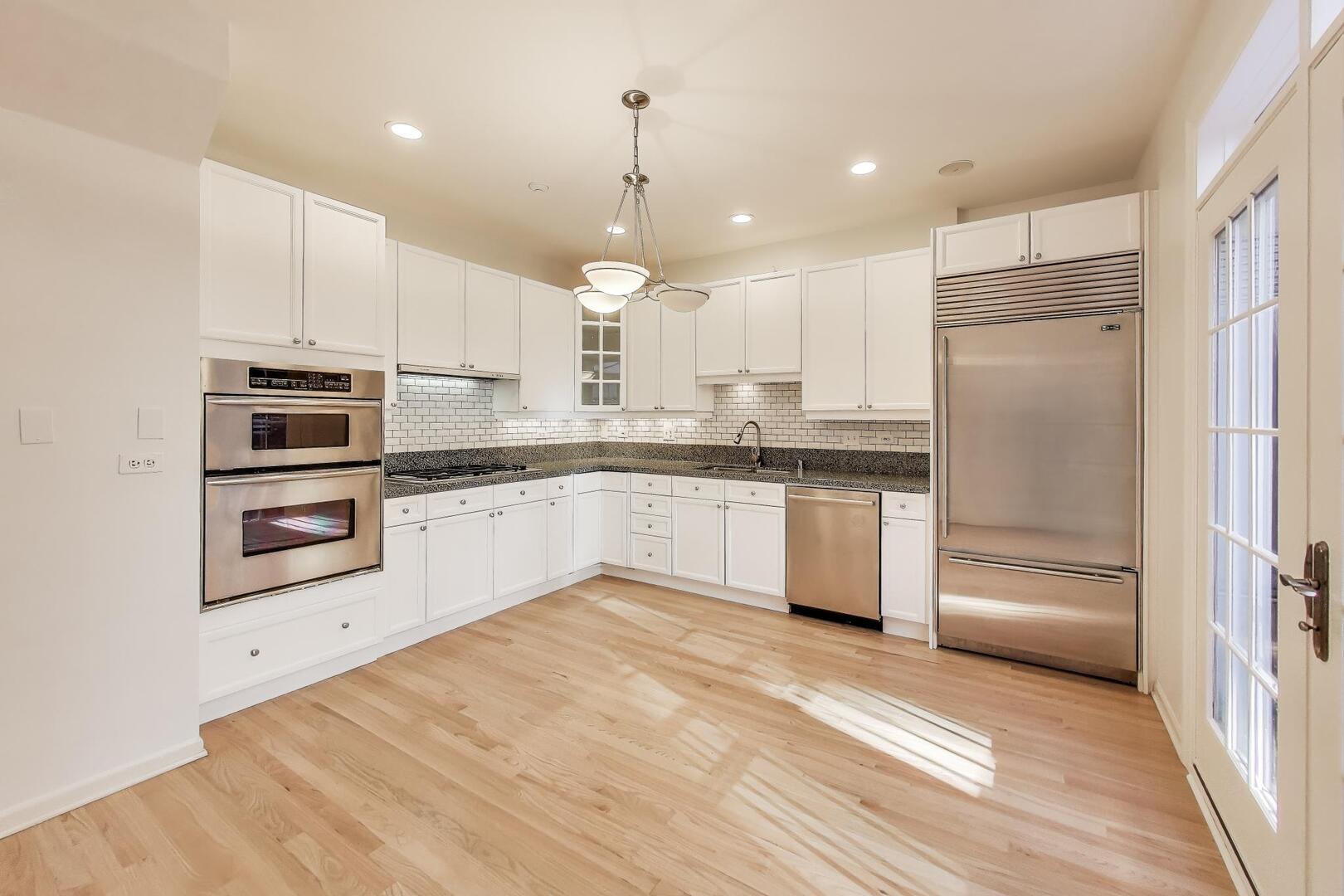210 W Scott Street Unit: I