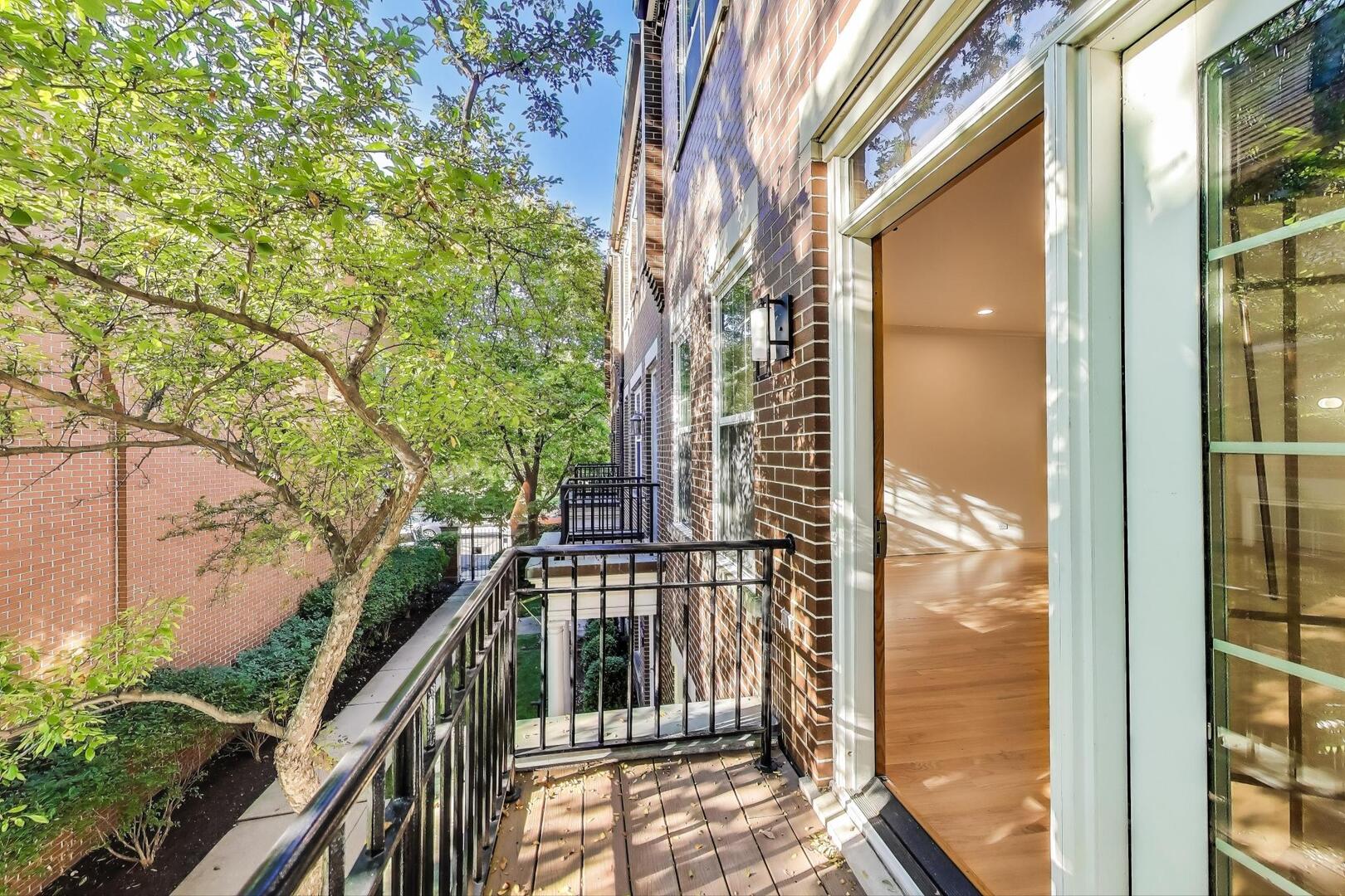 210 W Scott Street Unit: I