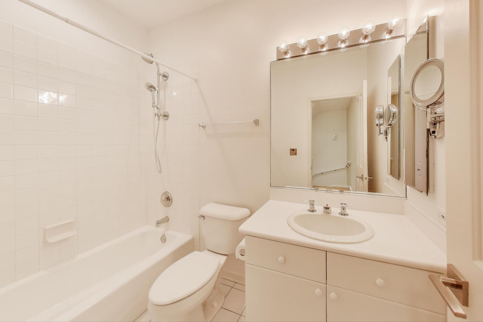 210 W Scott Street Unit: I