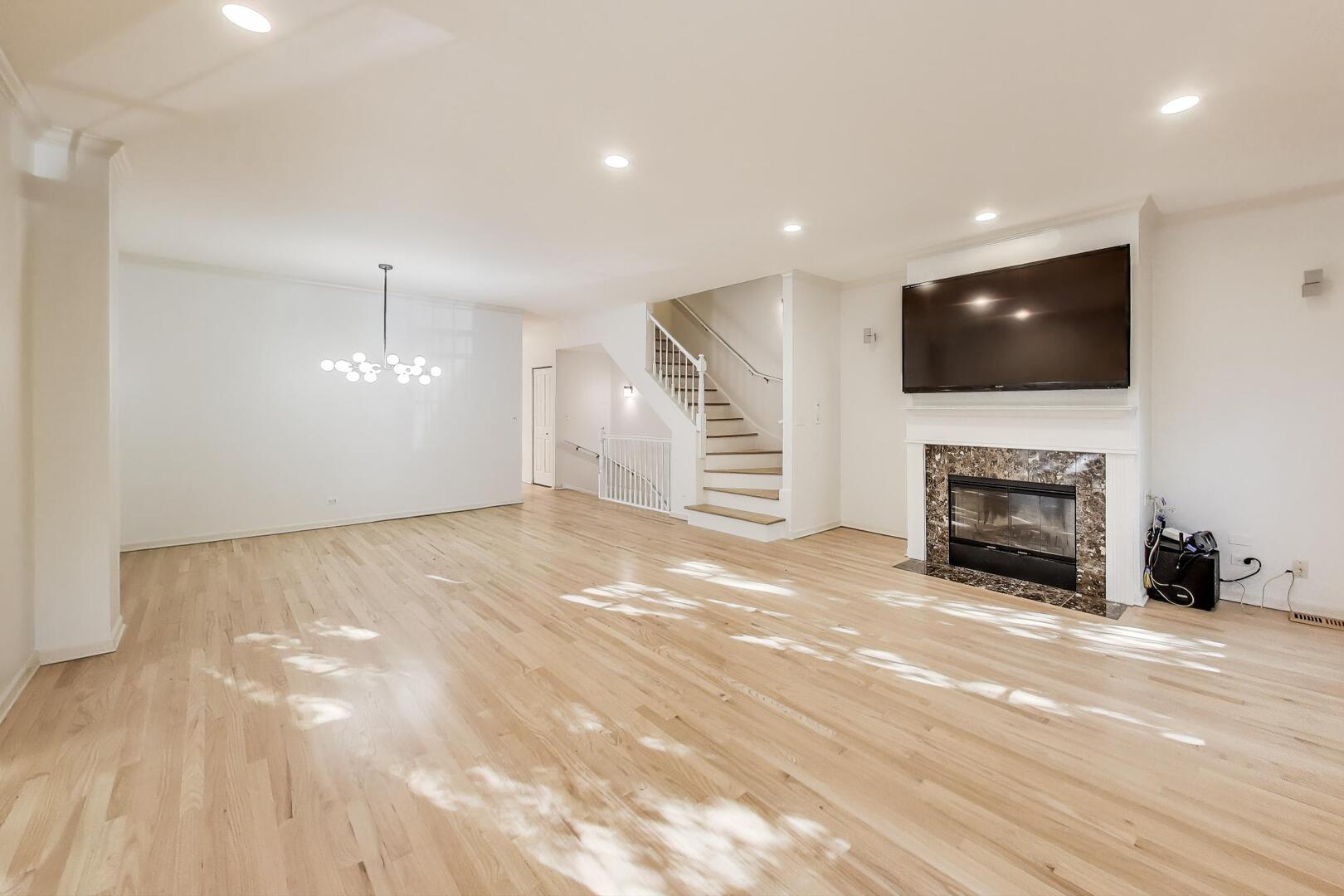 210 W Scott Street Unit: I