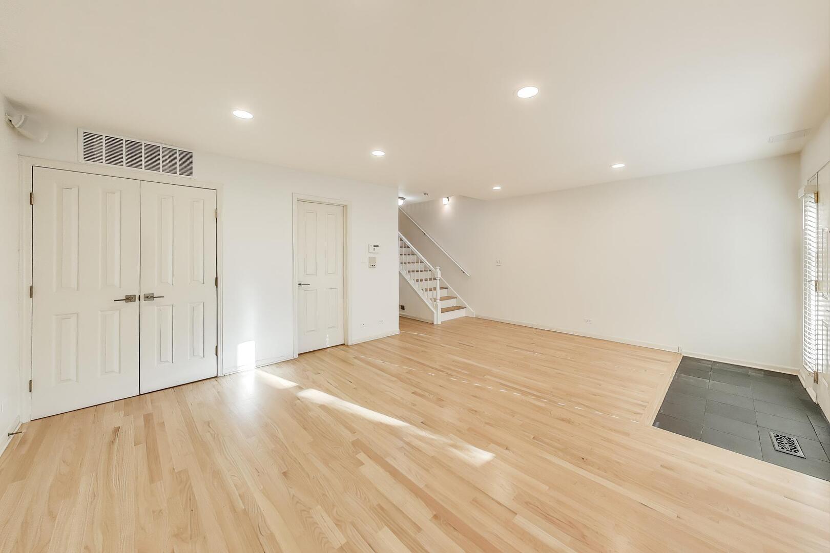 210 W Scott Street Unit: I