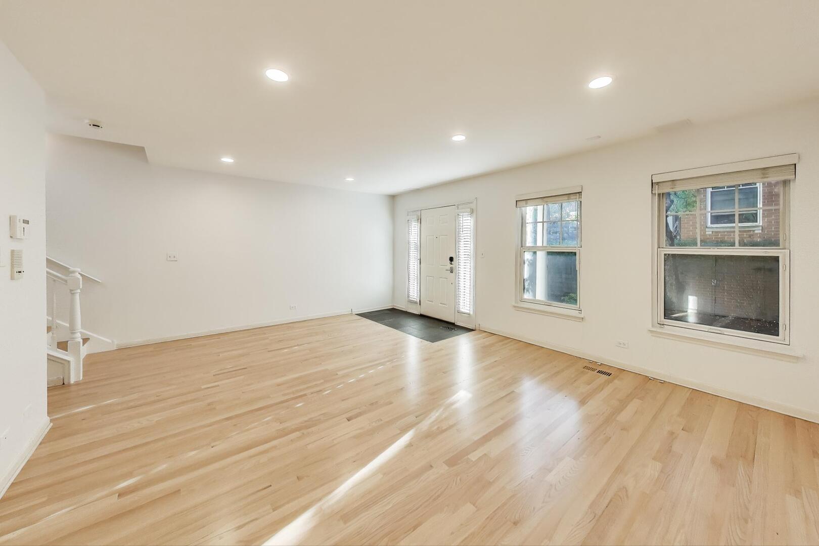 210 W Scott Street Unit: I