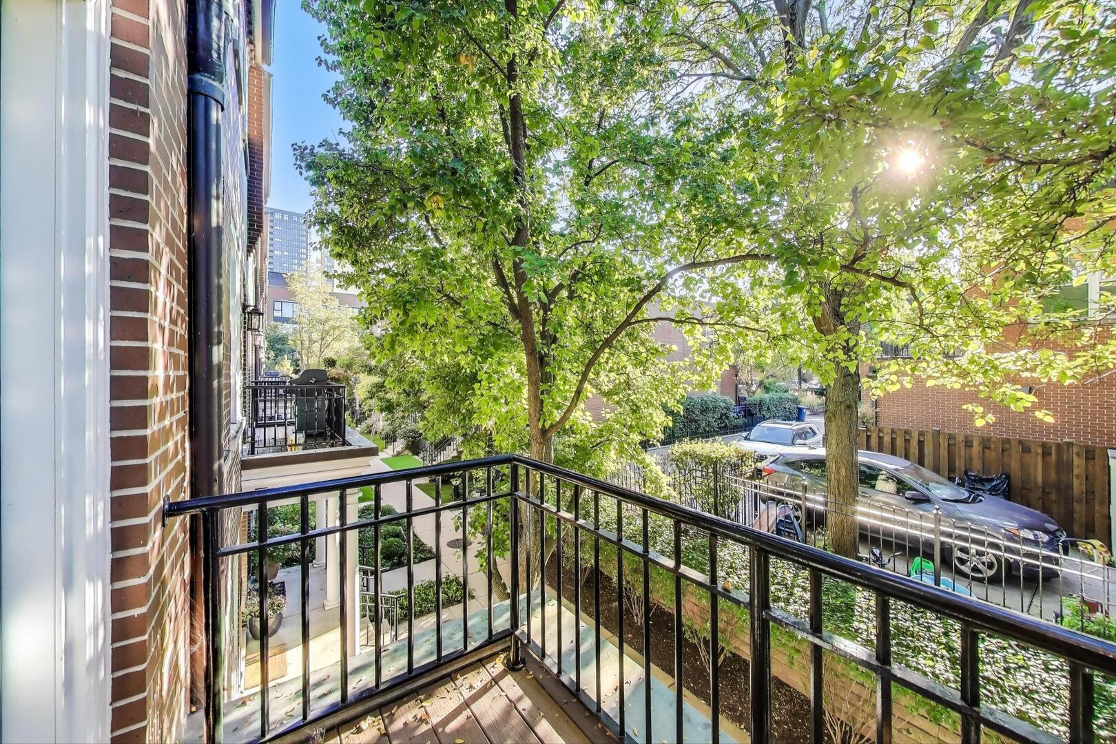 210 W Scott Street Unit: I