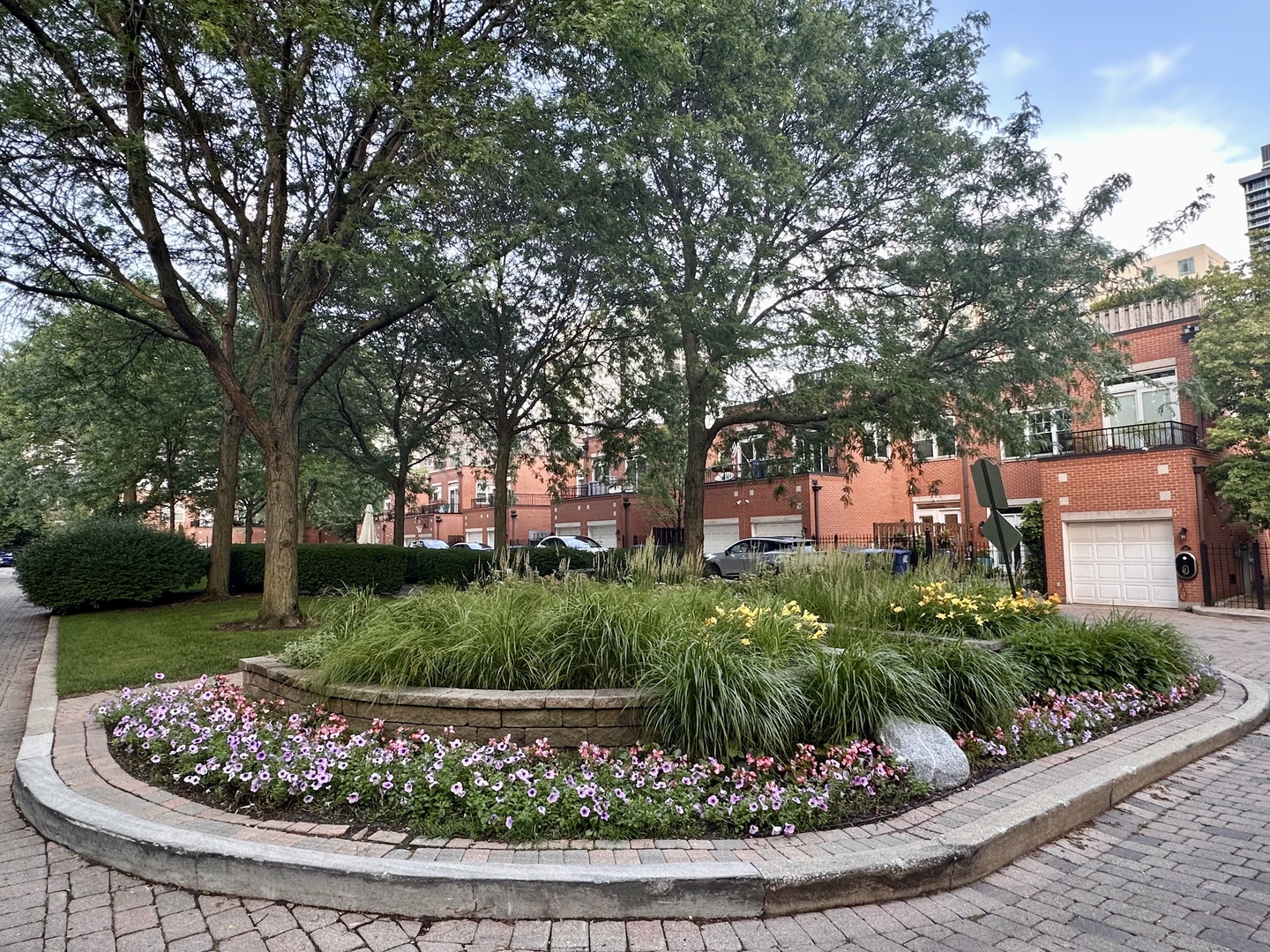 210 W Scott Street Unit: I