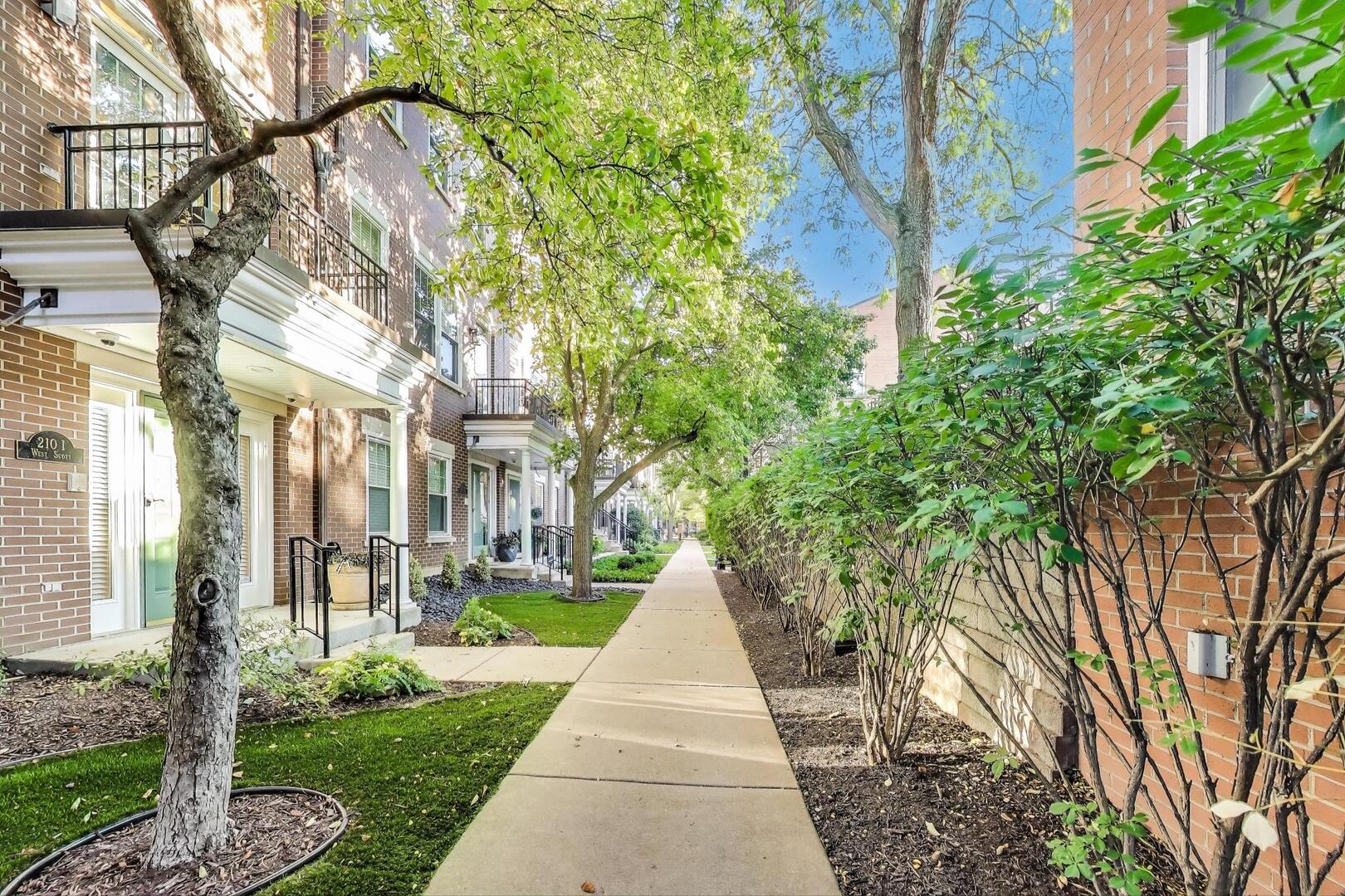 210 W Scott Street Unit: I